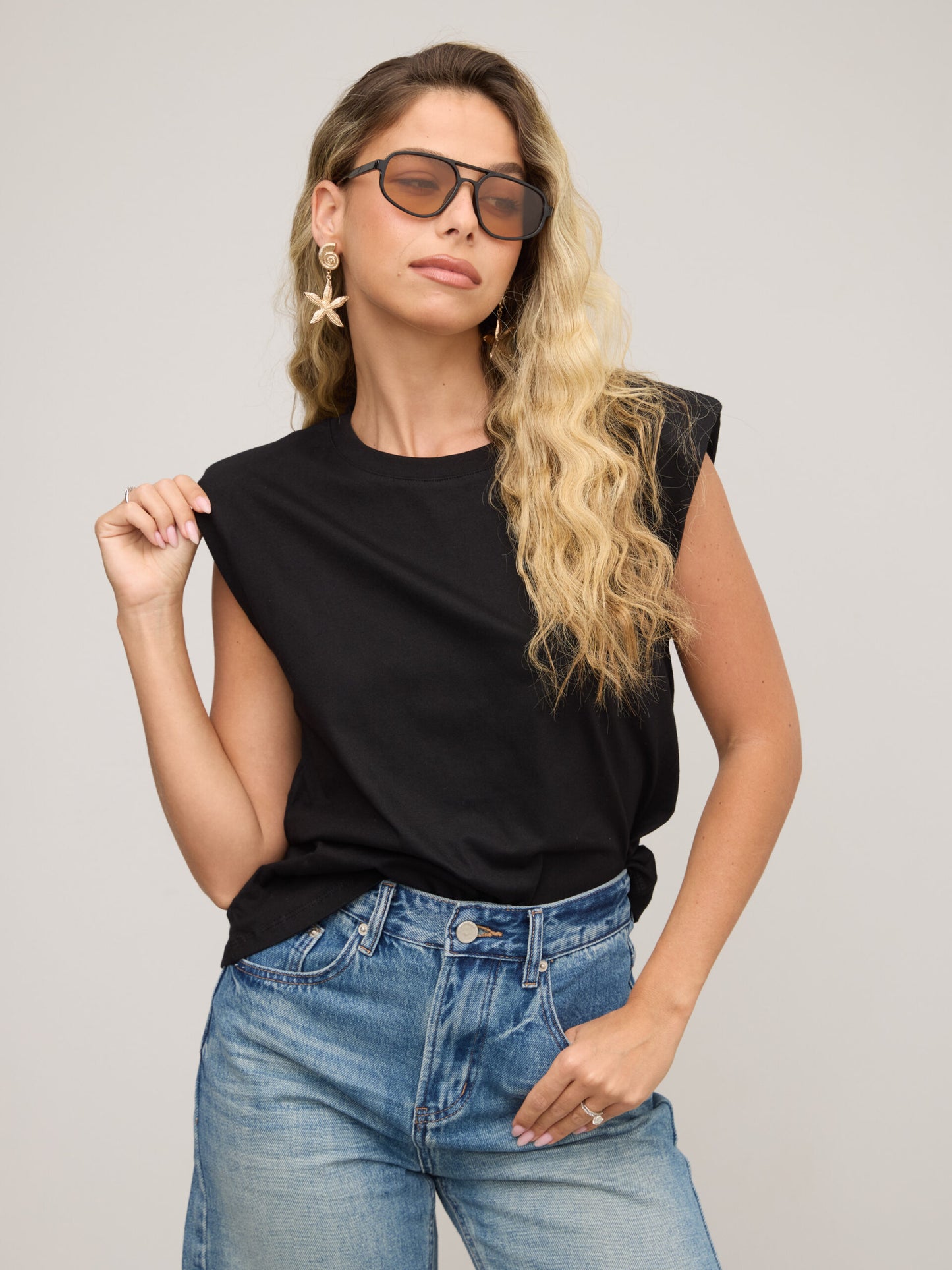 גופיית בייסיק עם כריות כתף מורי | שחור