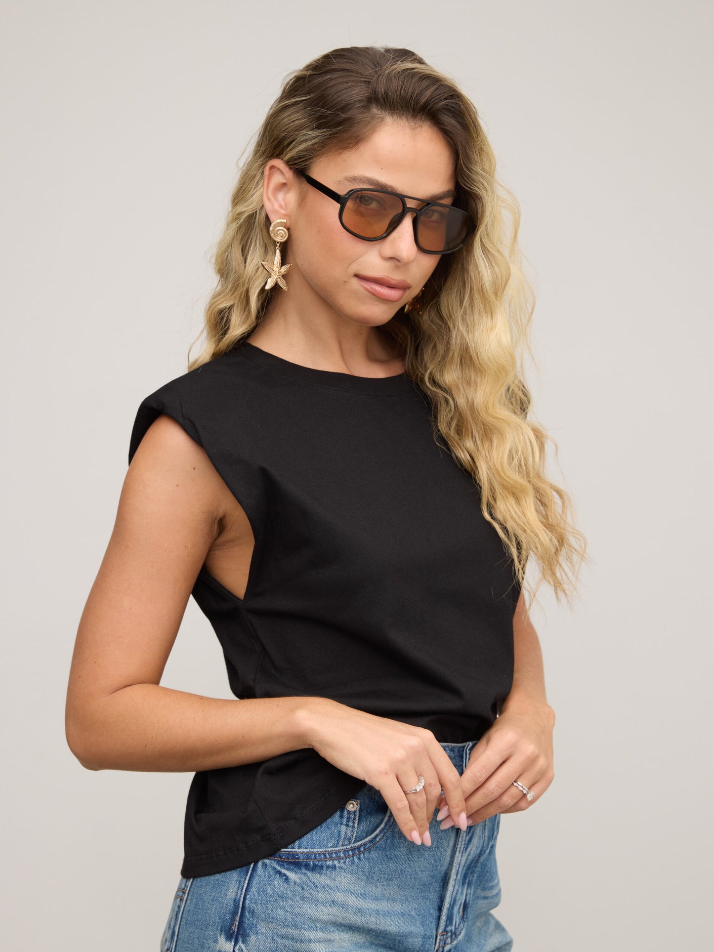 גופיית בייסיק עם כריות כתף מורי | שחור