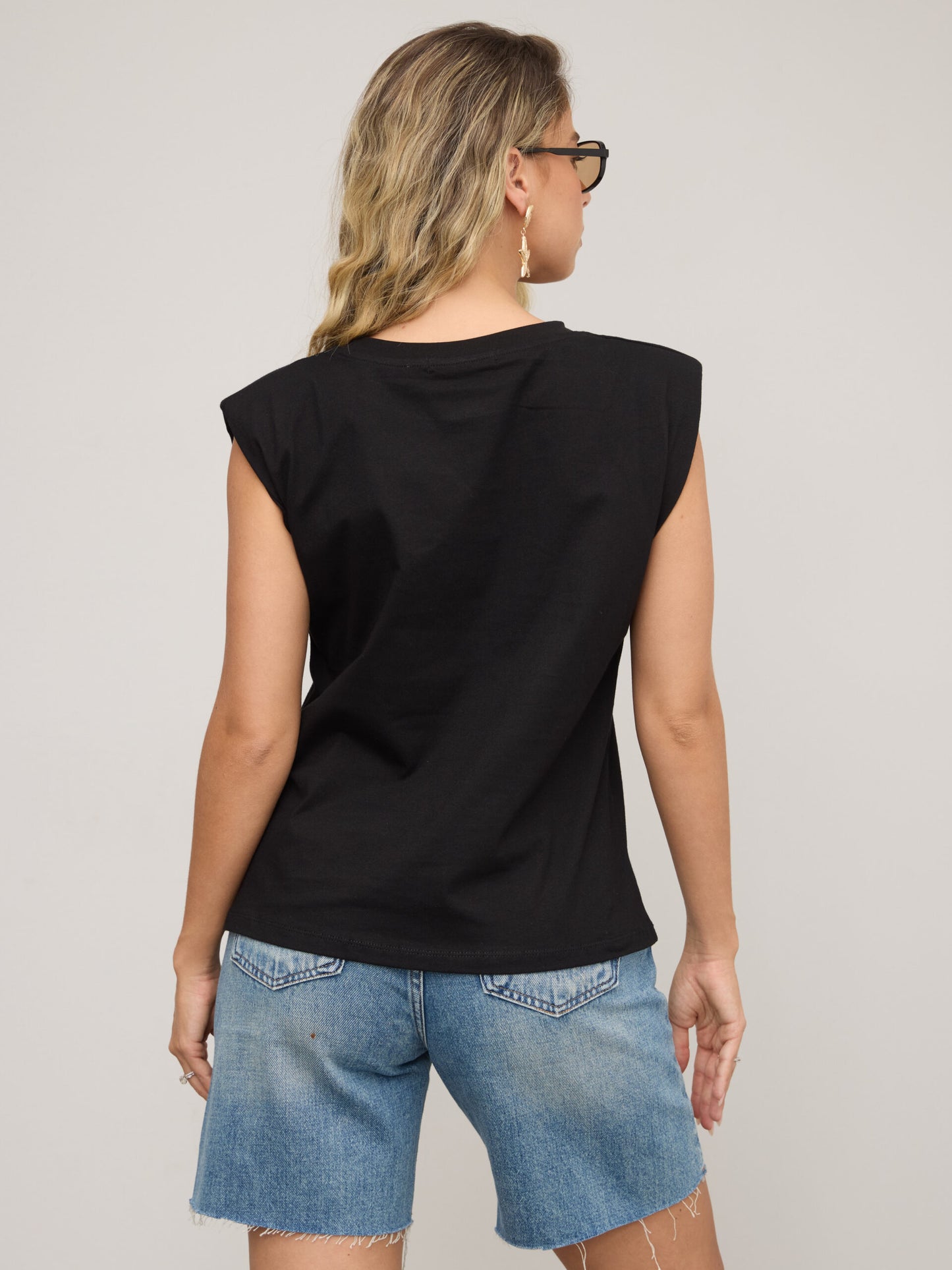 גופיית בייסיק עם כריות כתף מורי | שחור