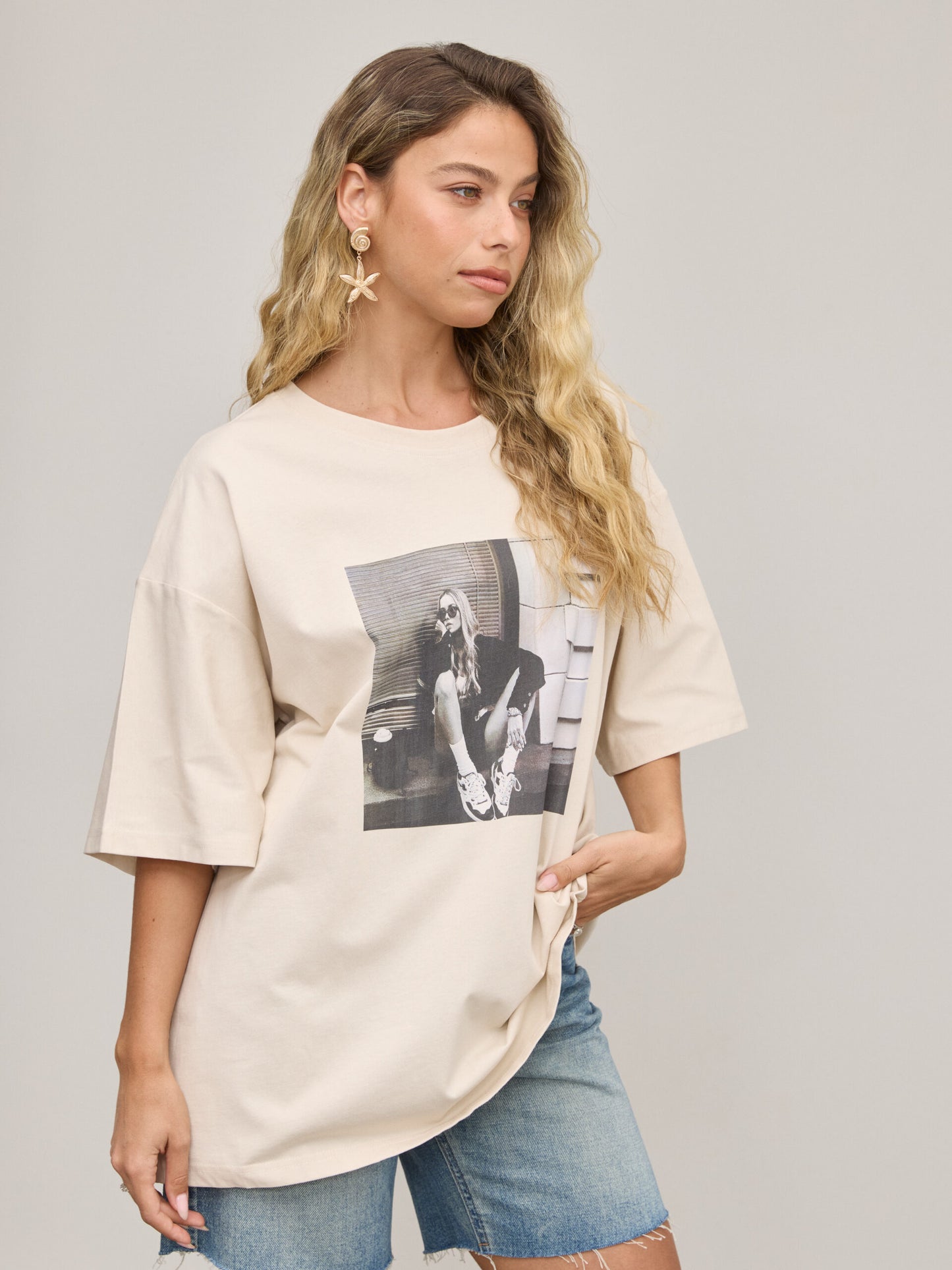 טישירט אוברסייז הדפס אייברי | בז'