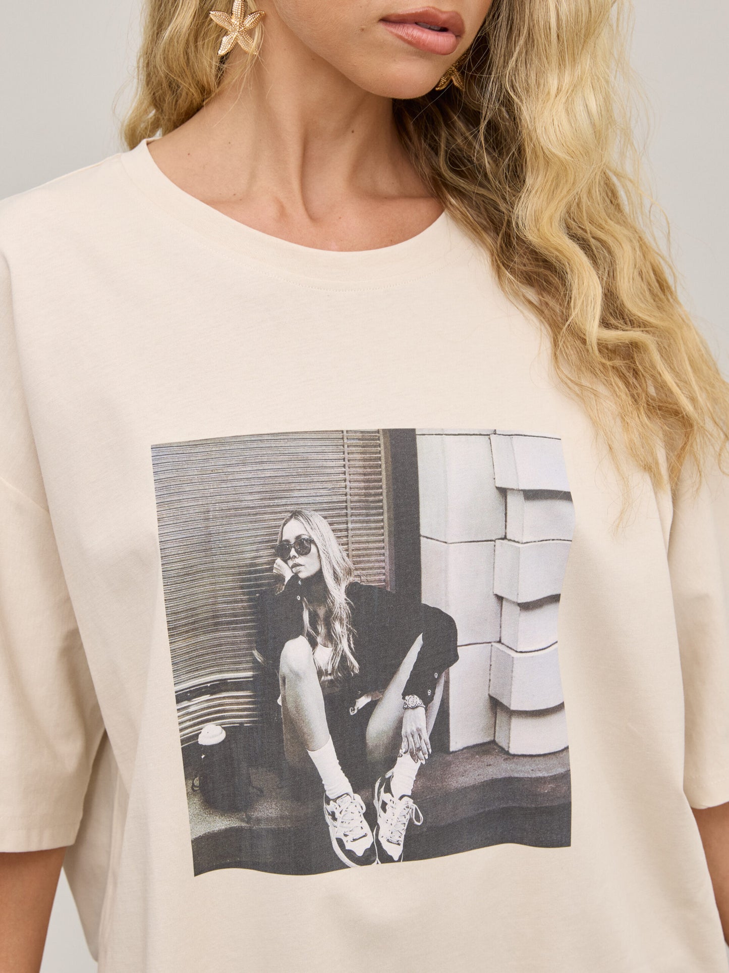 טישירט אוברסייז הדפס אייברי | בז'