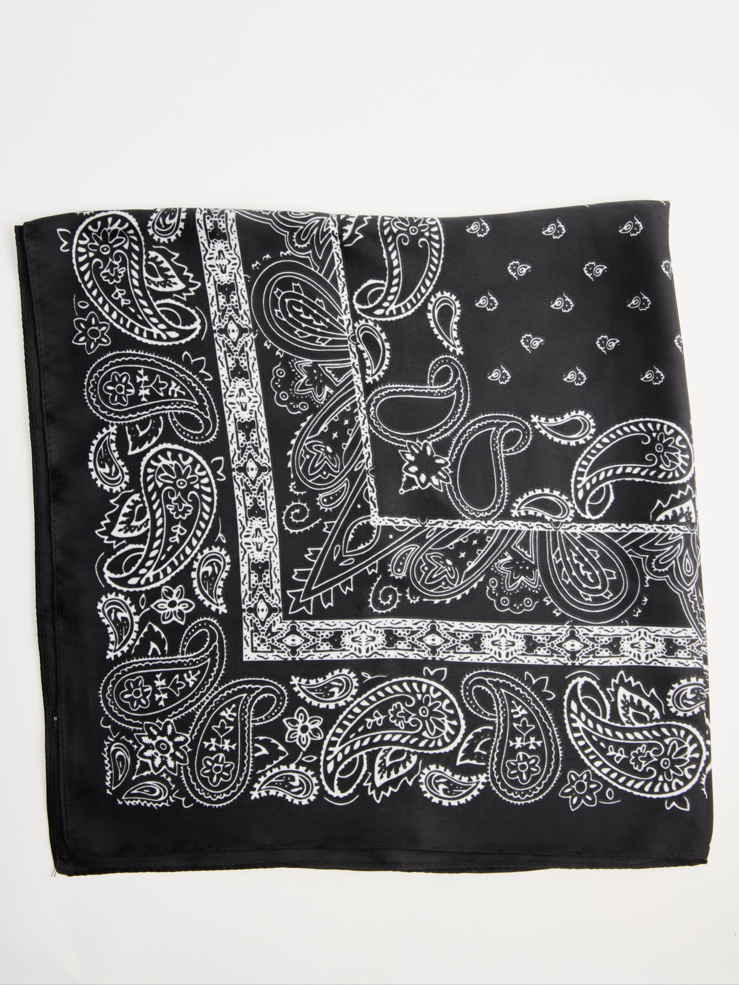 מטפחת הדפס פייזלי I שחור