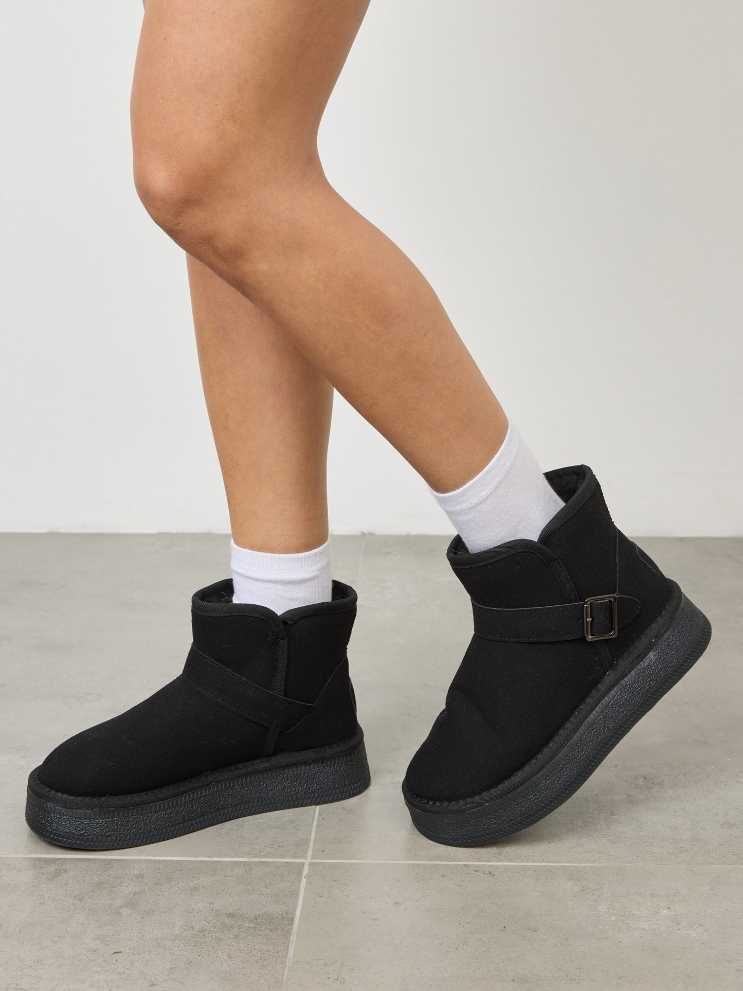 מגפוני פרווה אבזם קלאוס | שחור