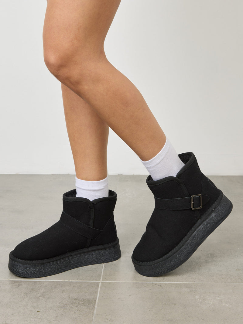 מגפוני פרווה אבזם קלאוס | שחור