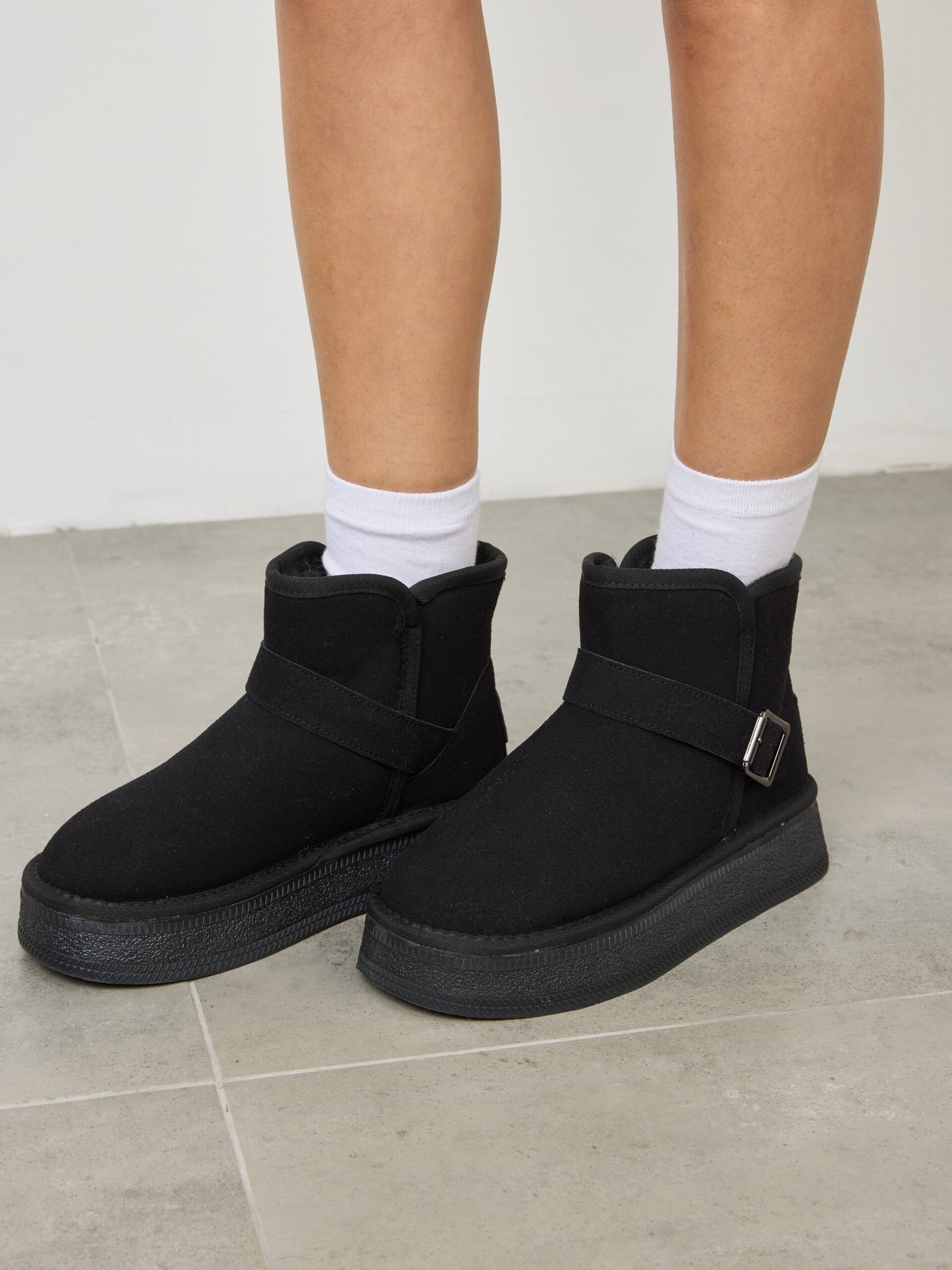 מגפוני פרווה אבזם קלאוס | שחור