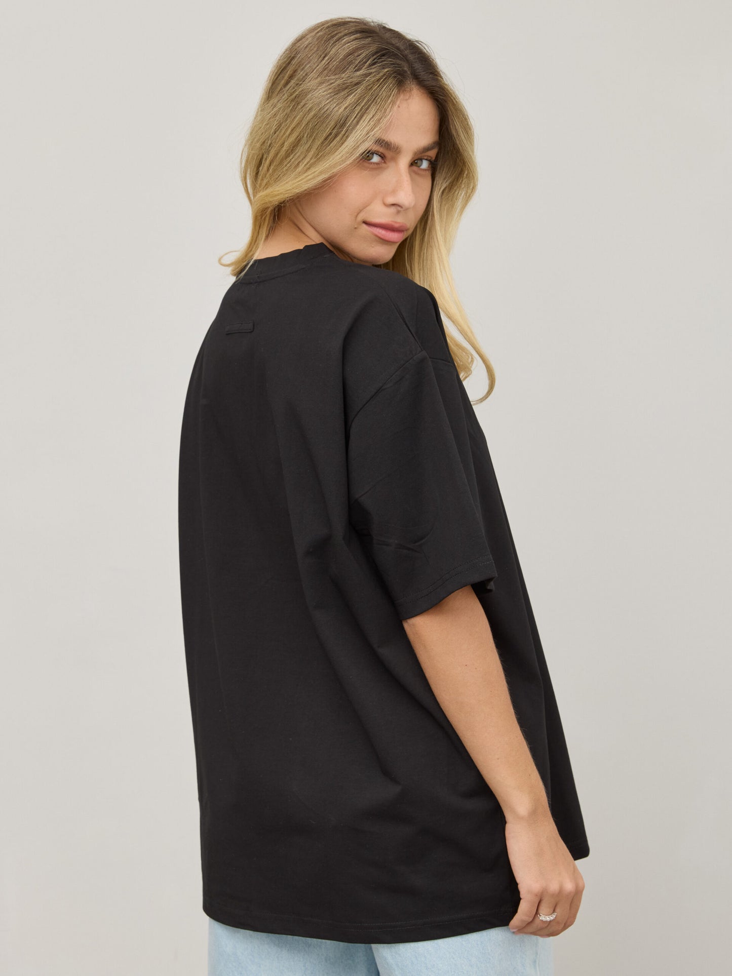 טישירט בייסיק אוברסייז נואלי | שחור