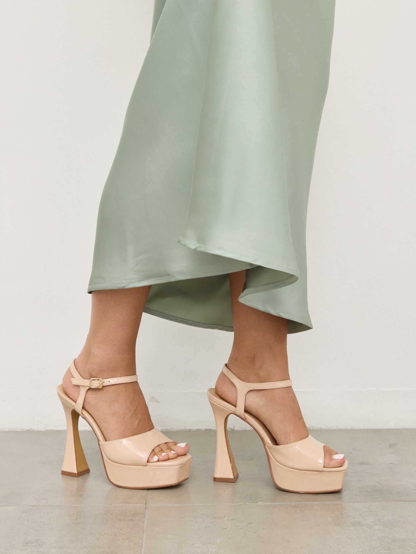 סנדלי עקב פלטפורמה מירה | בז'