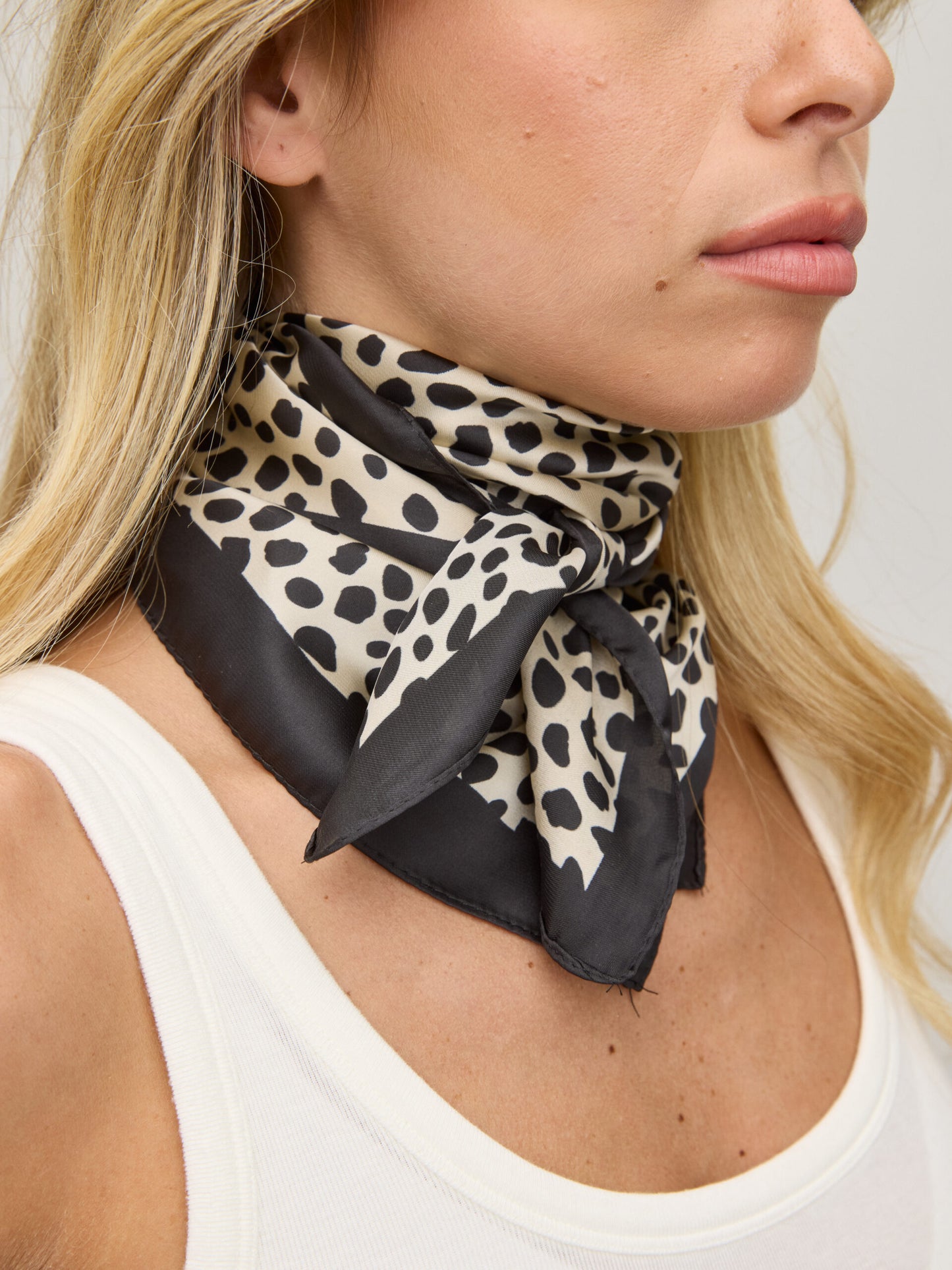 מטפחת הדפס חברבורות I שחור