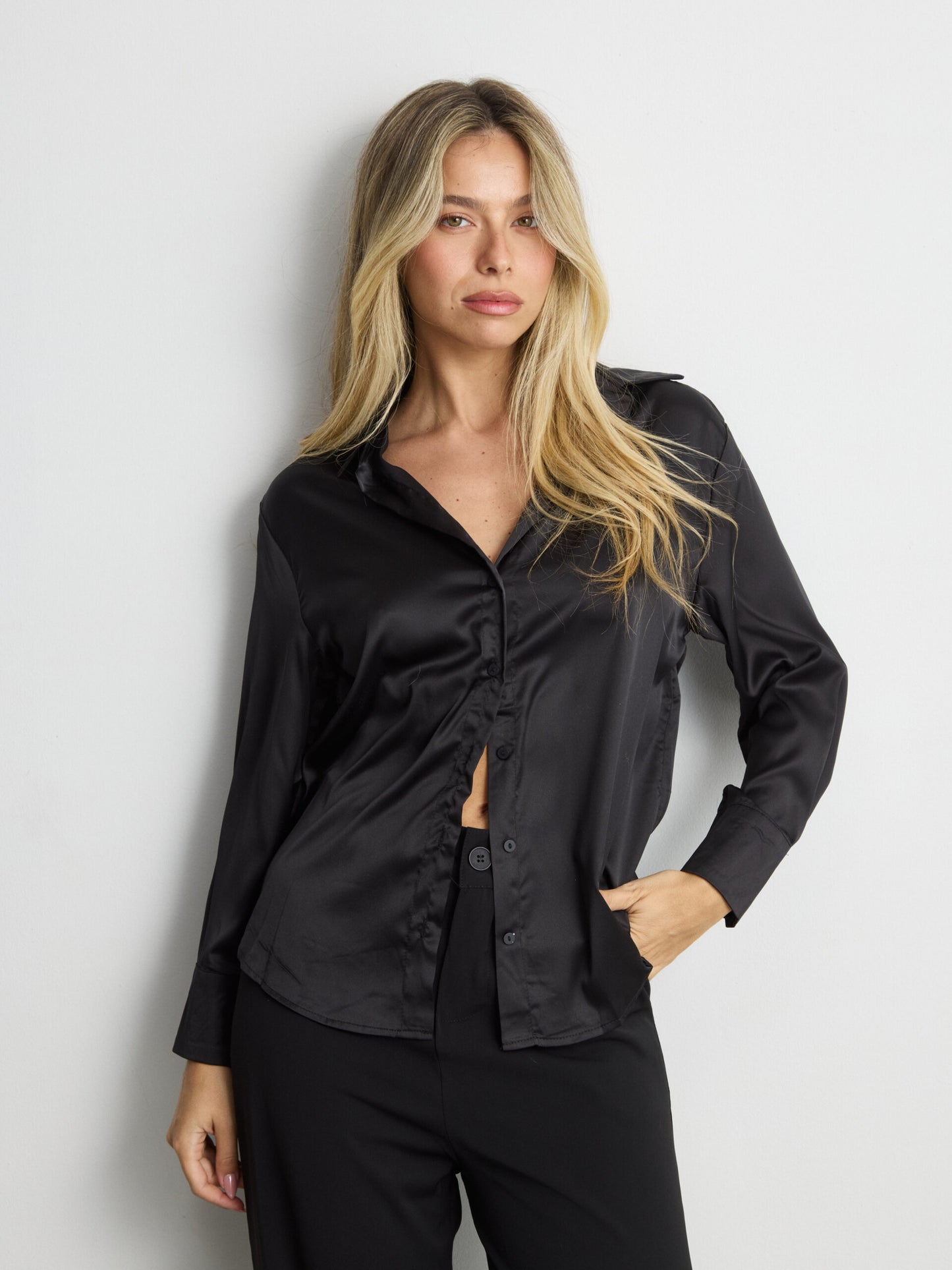חולצה מכופתרת סאטן לוסיל | שחור