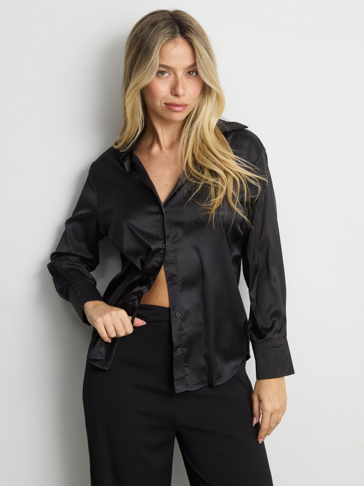 חולצה מכופתרת סאטן לוסיל | שחור