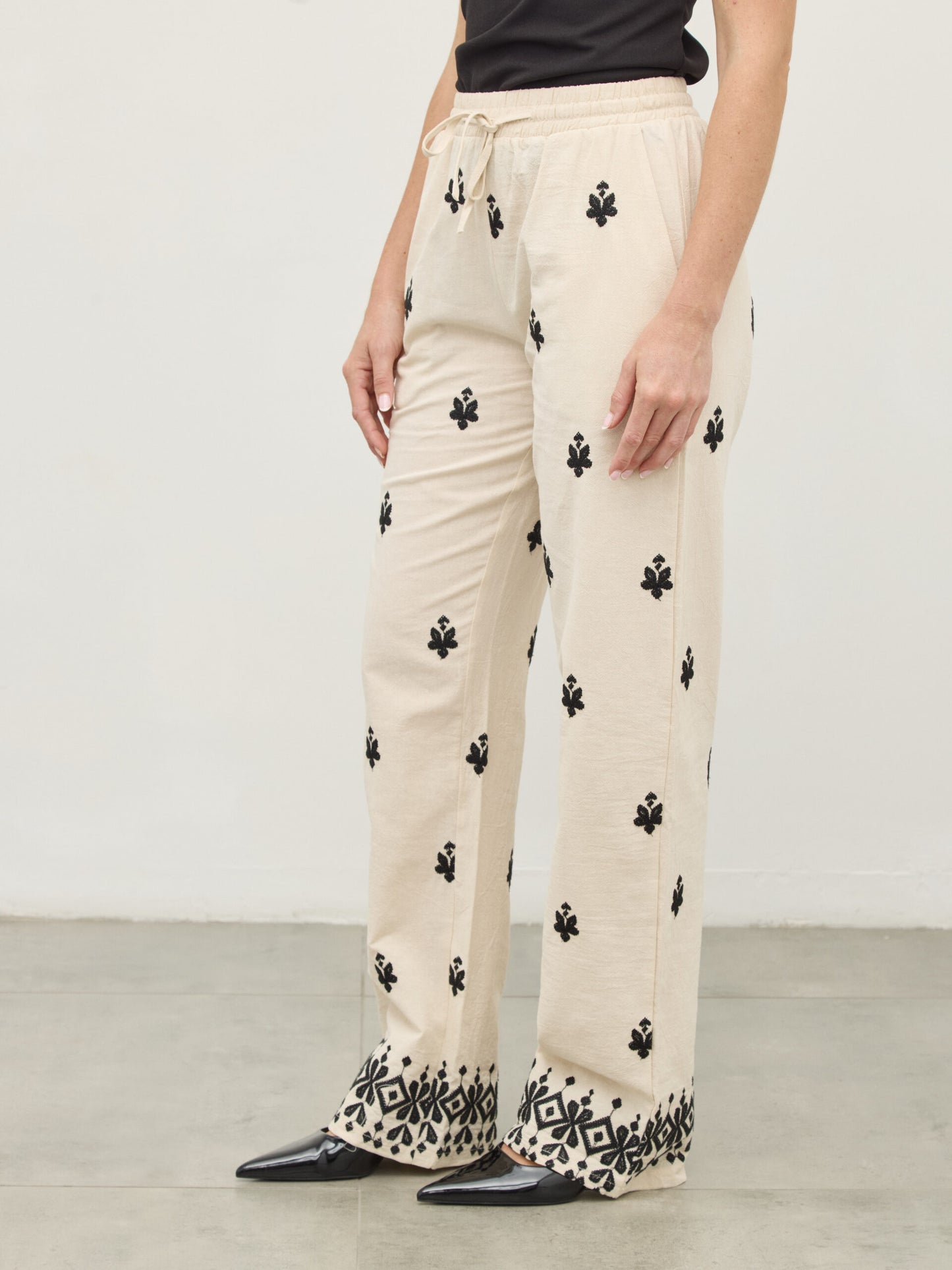 מכנסי פשתן רקמה ליה | שחור