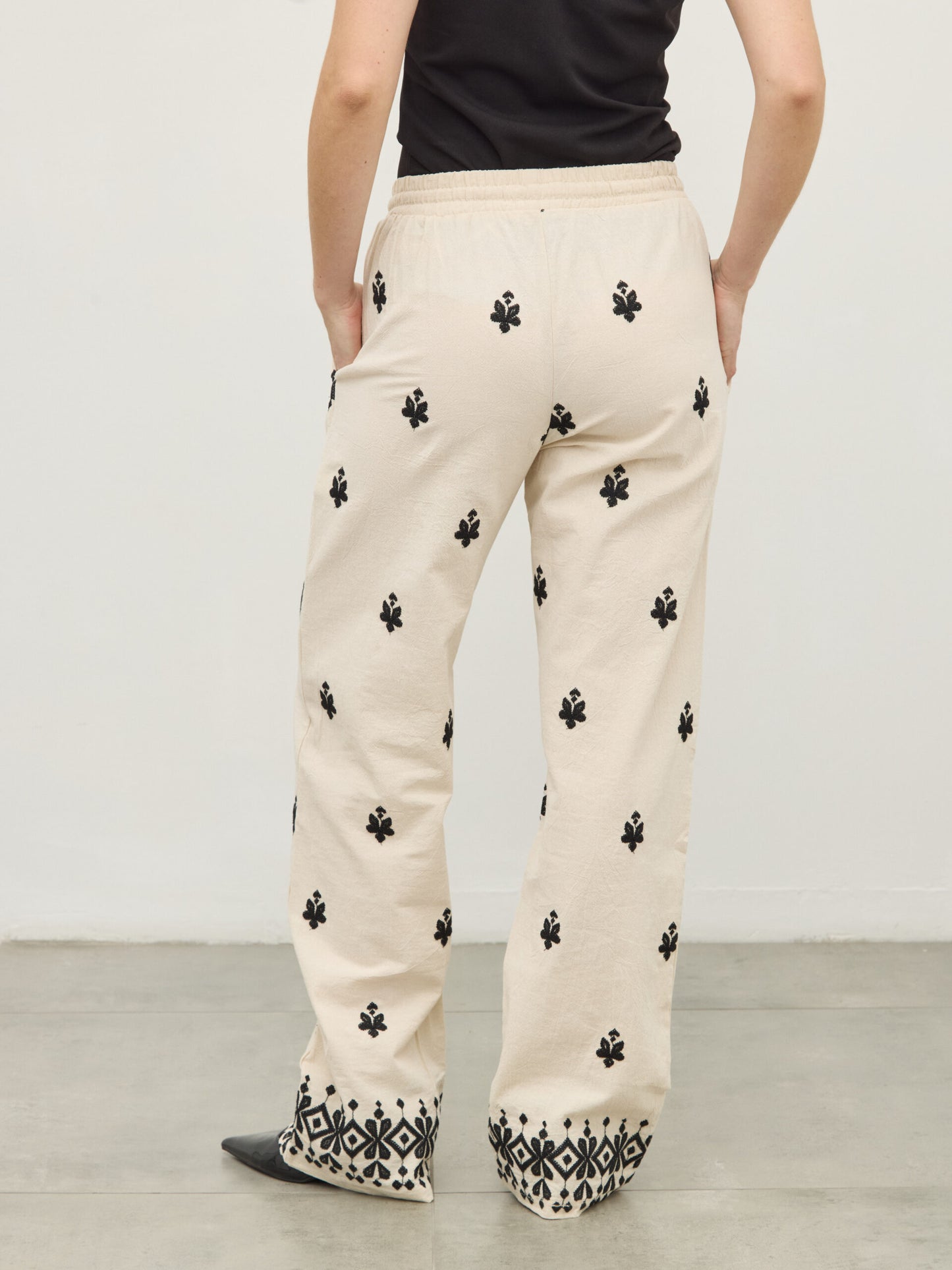 מכנסי פשתן רקמה ליה | שחור