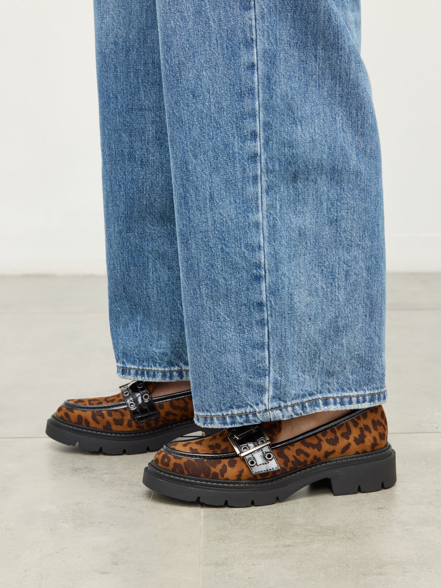 מוקסין אבזם מאנון | מנומר