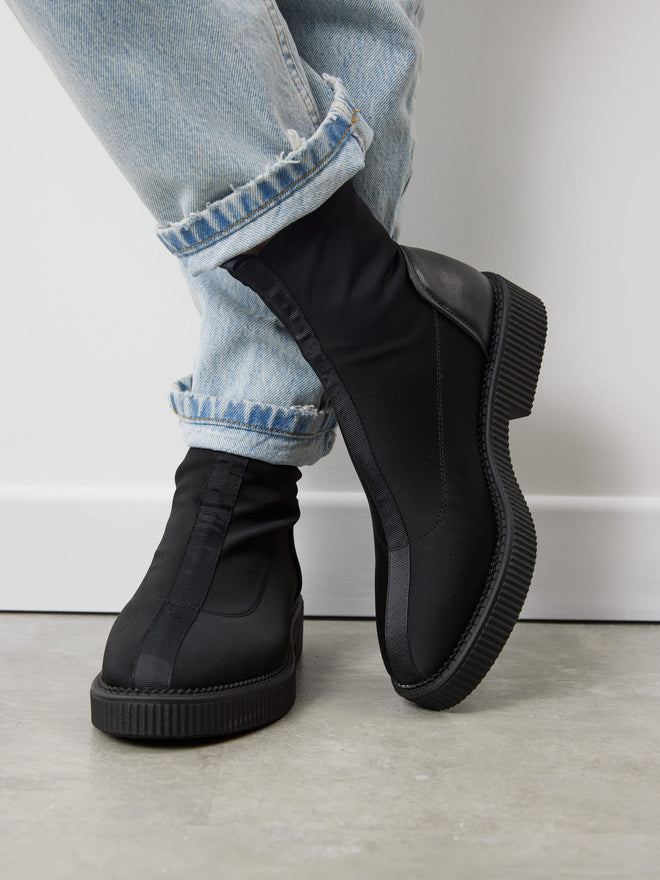 מגפונים שחורים לנשים