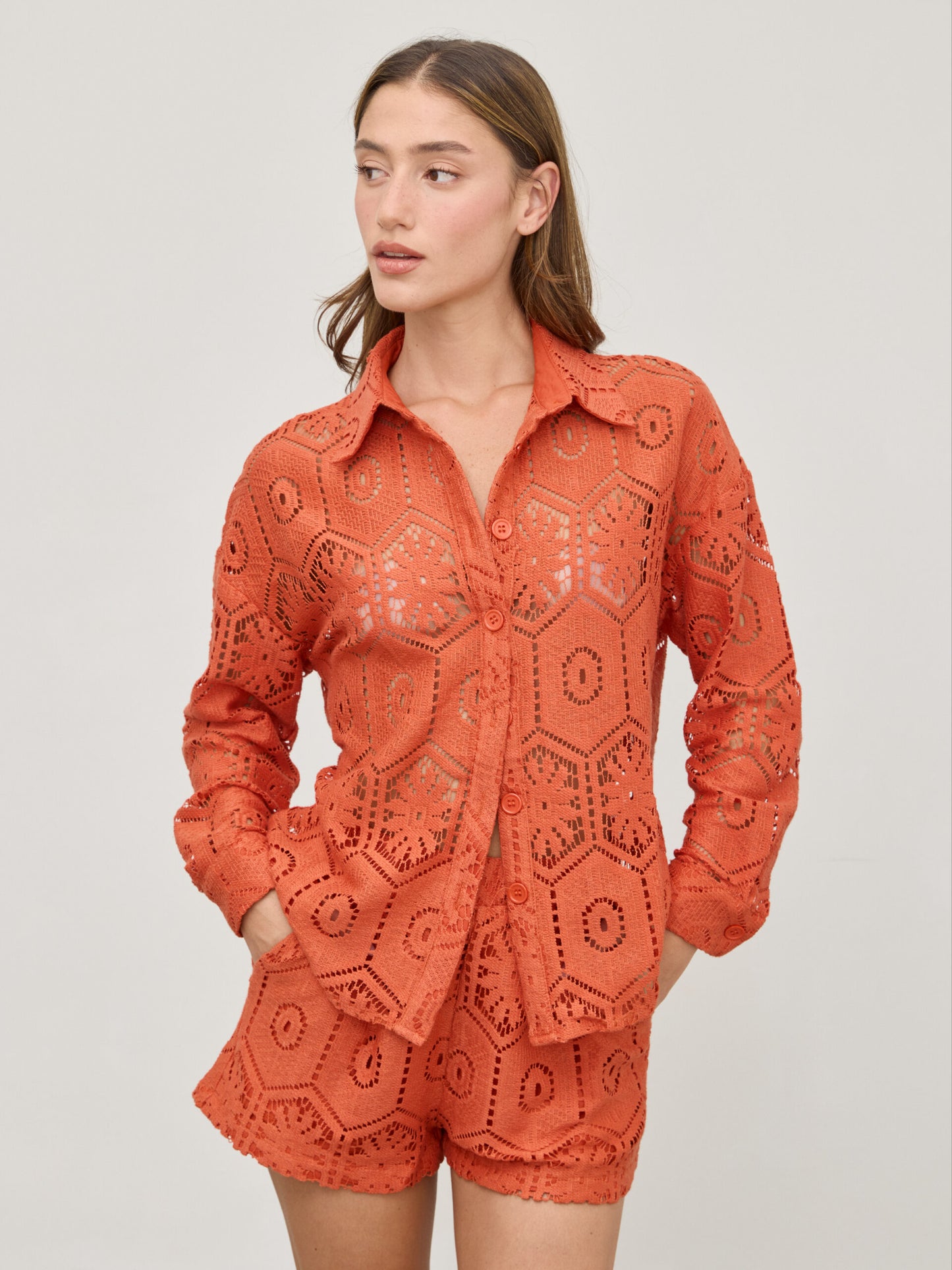 חולצת תחרה  מכופתרת דוני | חמרה