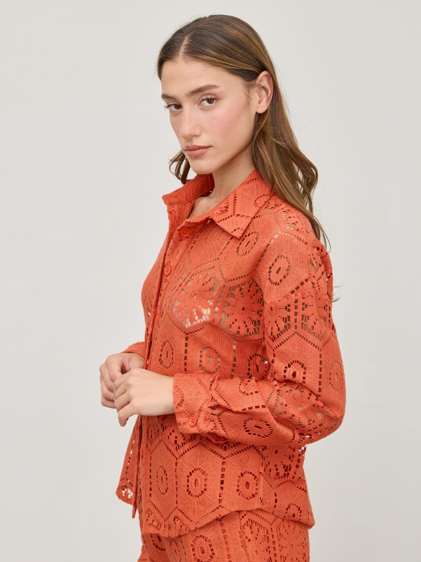 חולצת תחרה  מכופתרת דוני | חמרה