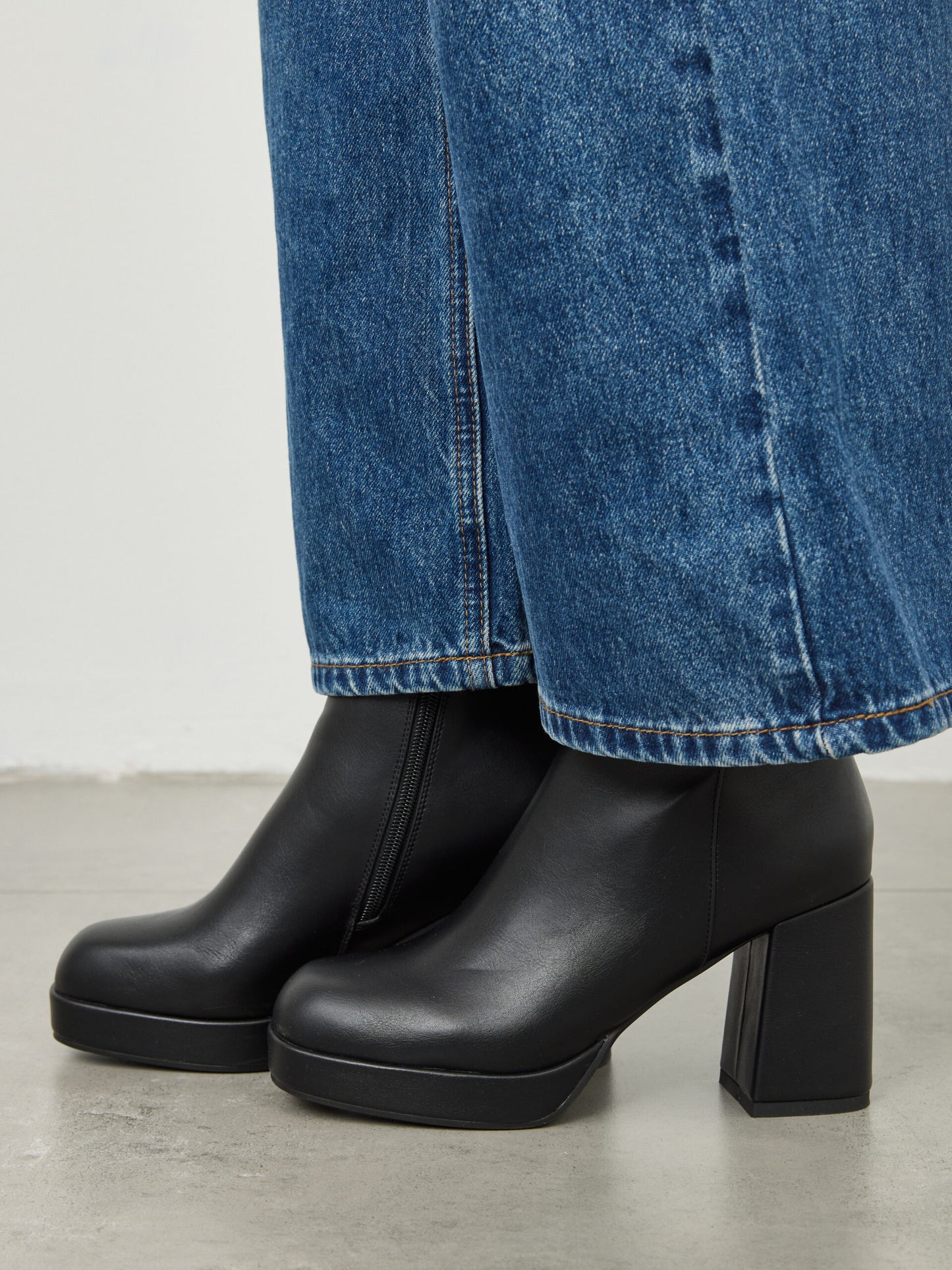 מגפוני עקב מאל | שחור