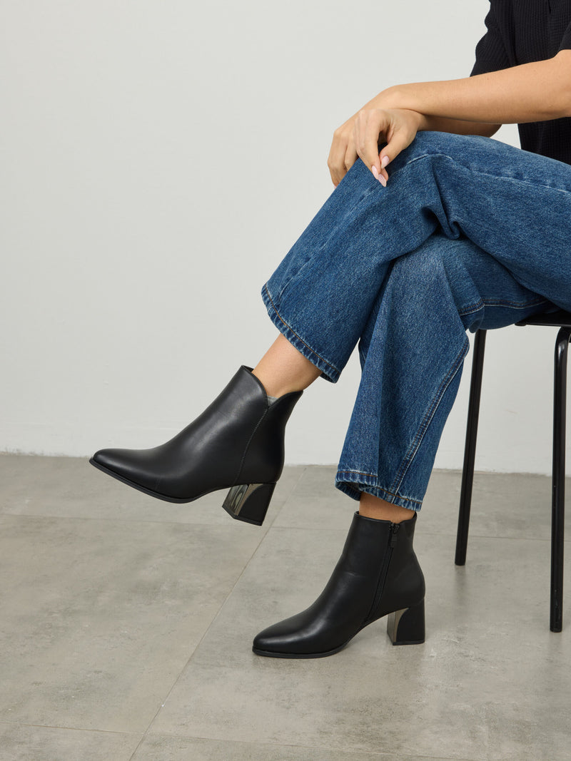 מגפוני עקב בריאנה | שחור