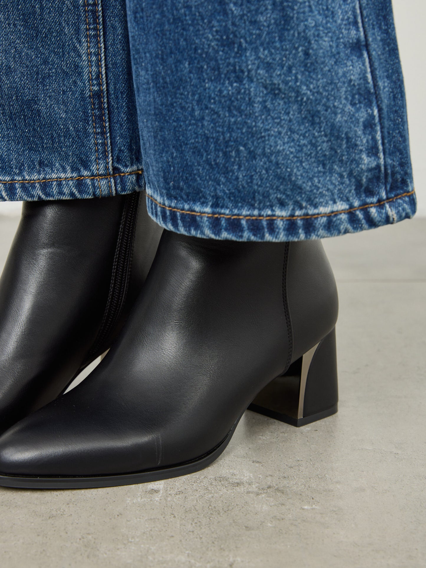 מגפוני עקב בריאנה | שחור