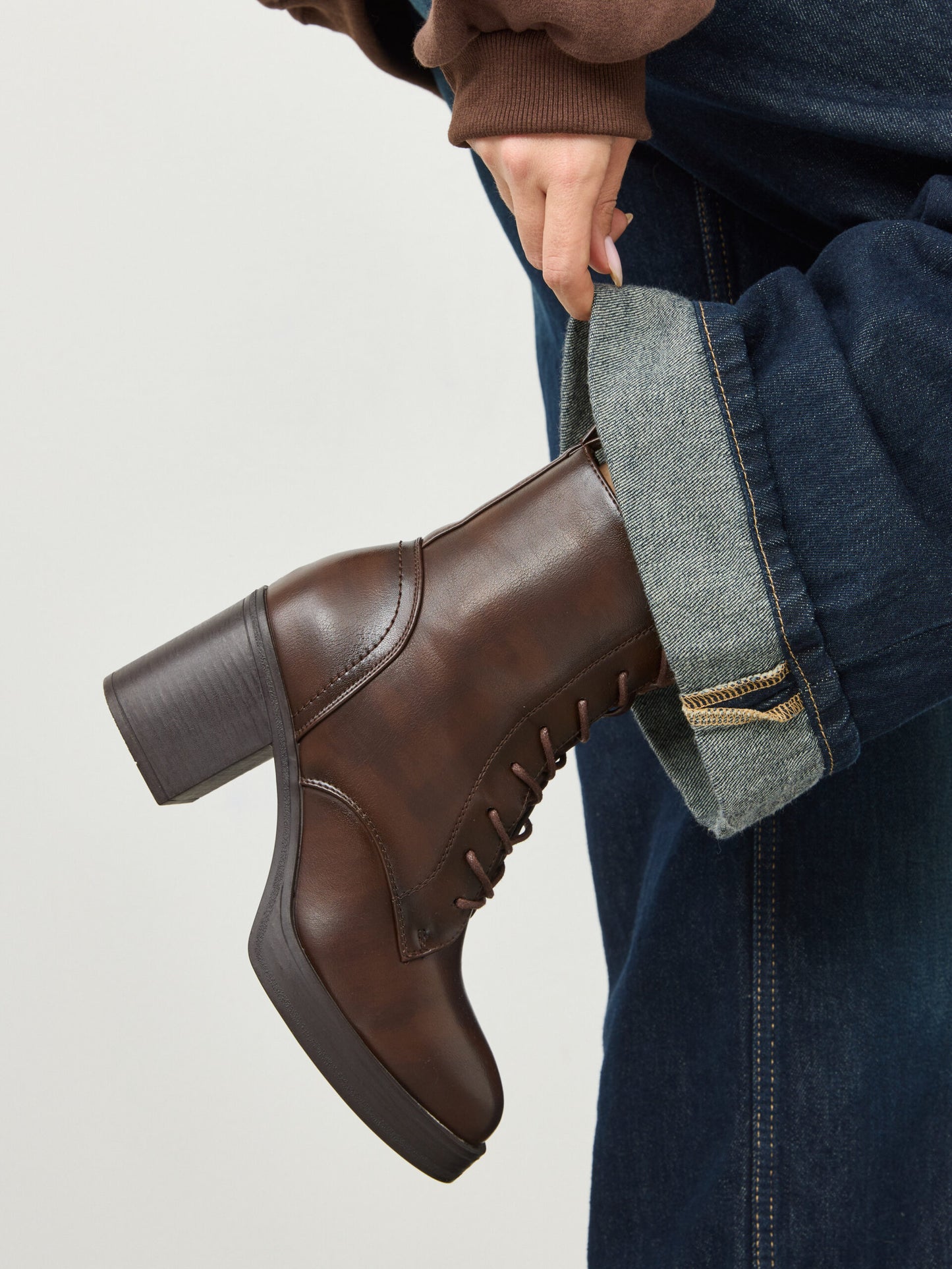 מגפוני עקב שרוכים הולדן | חום