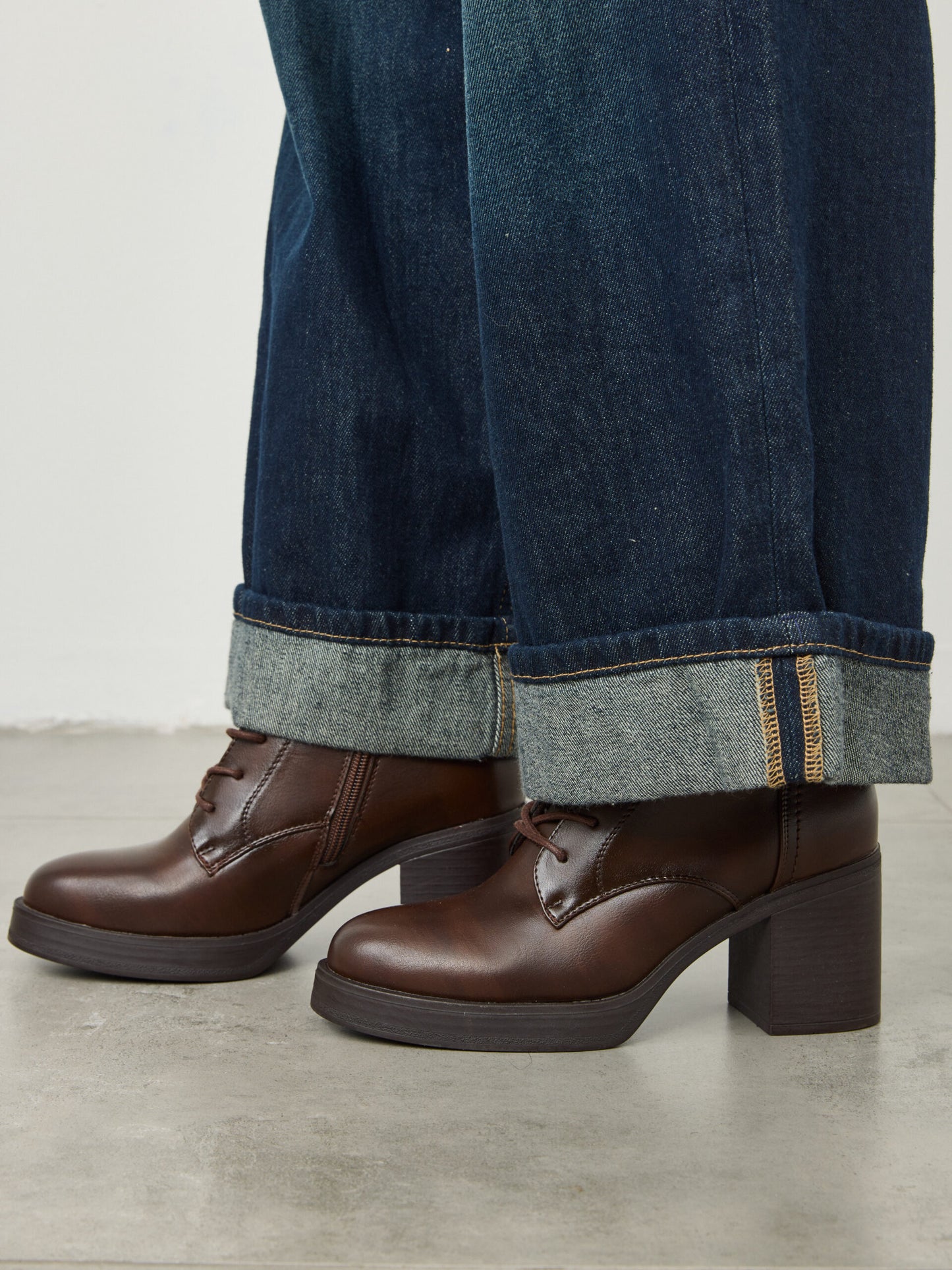 מגפוני עקב שרוכים הולדן | חום