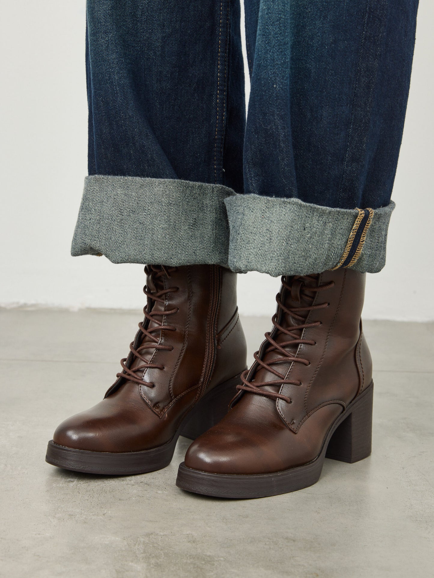 מגפוני עקב שרוכים הולדן | חום