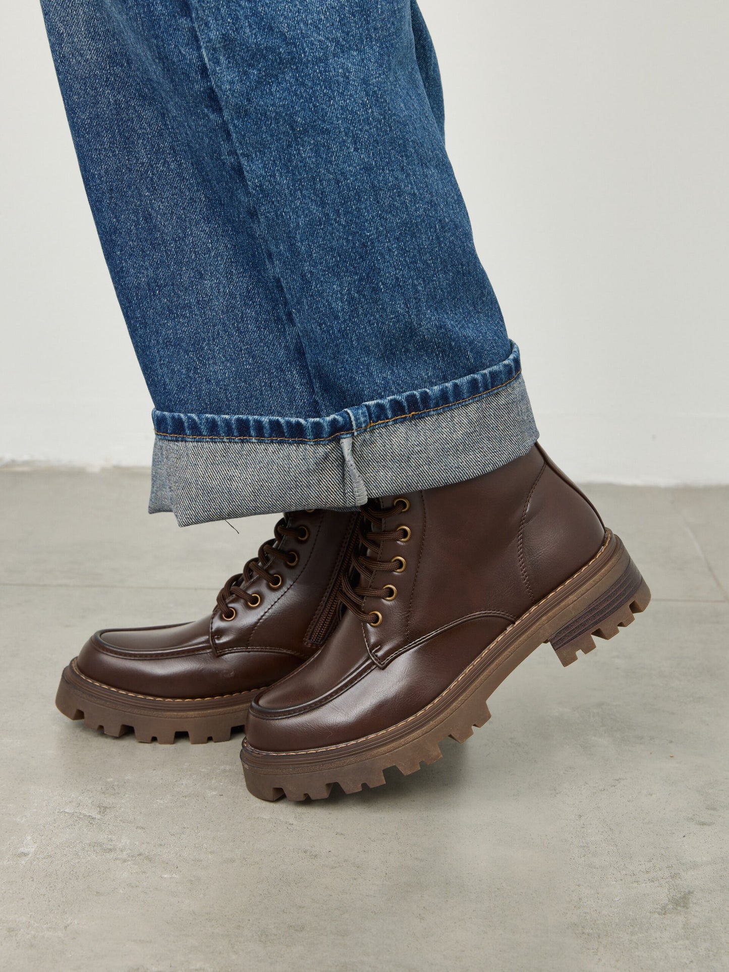 מגפי סוליית טרקטור שרוכים בילי | חום