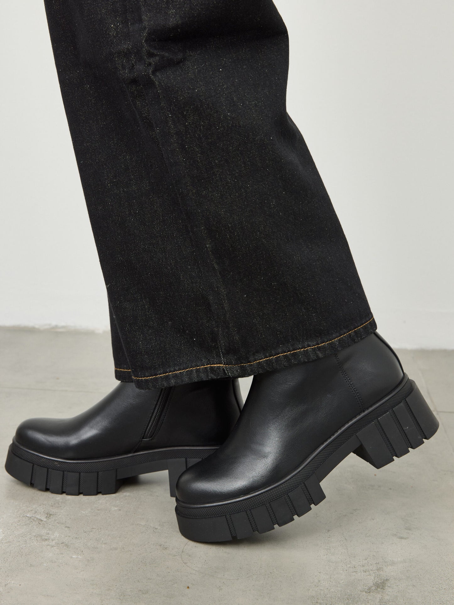 מגפוני סוליית טרקטור אייס | שחור