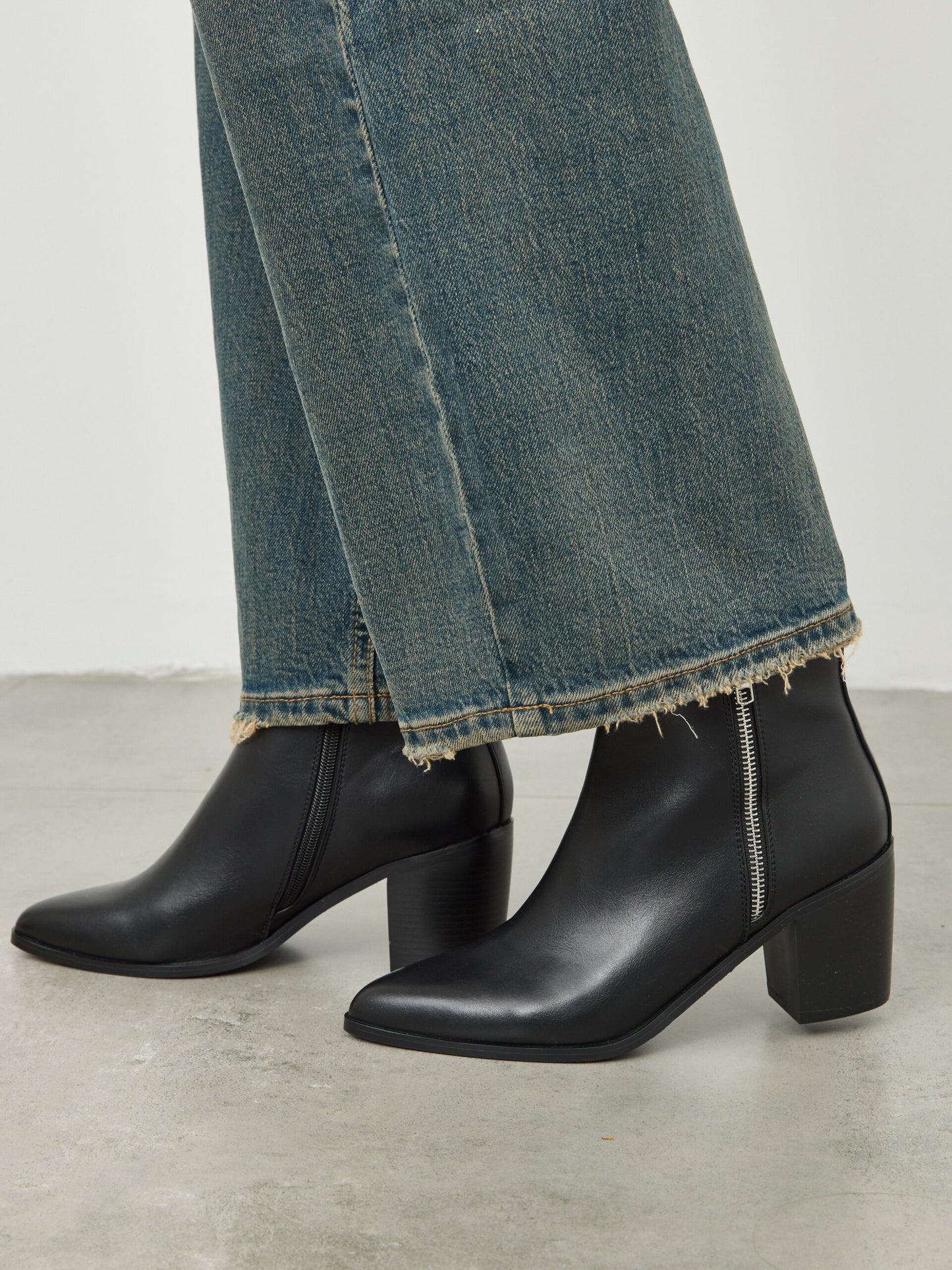 מגפוני עקב שפיץ קורה | שחור