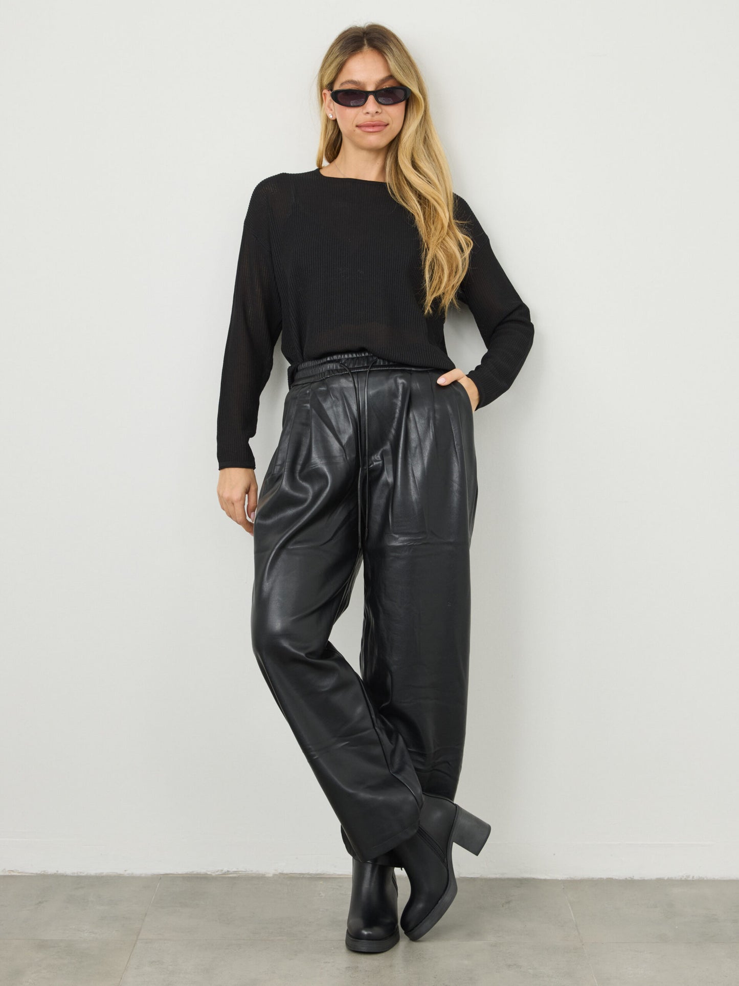 מגפוני עקב אינדרה | שחור