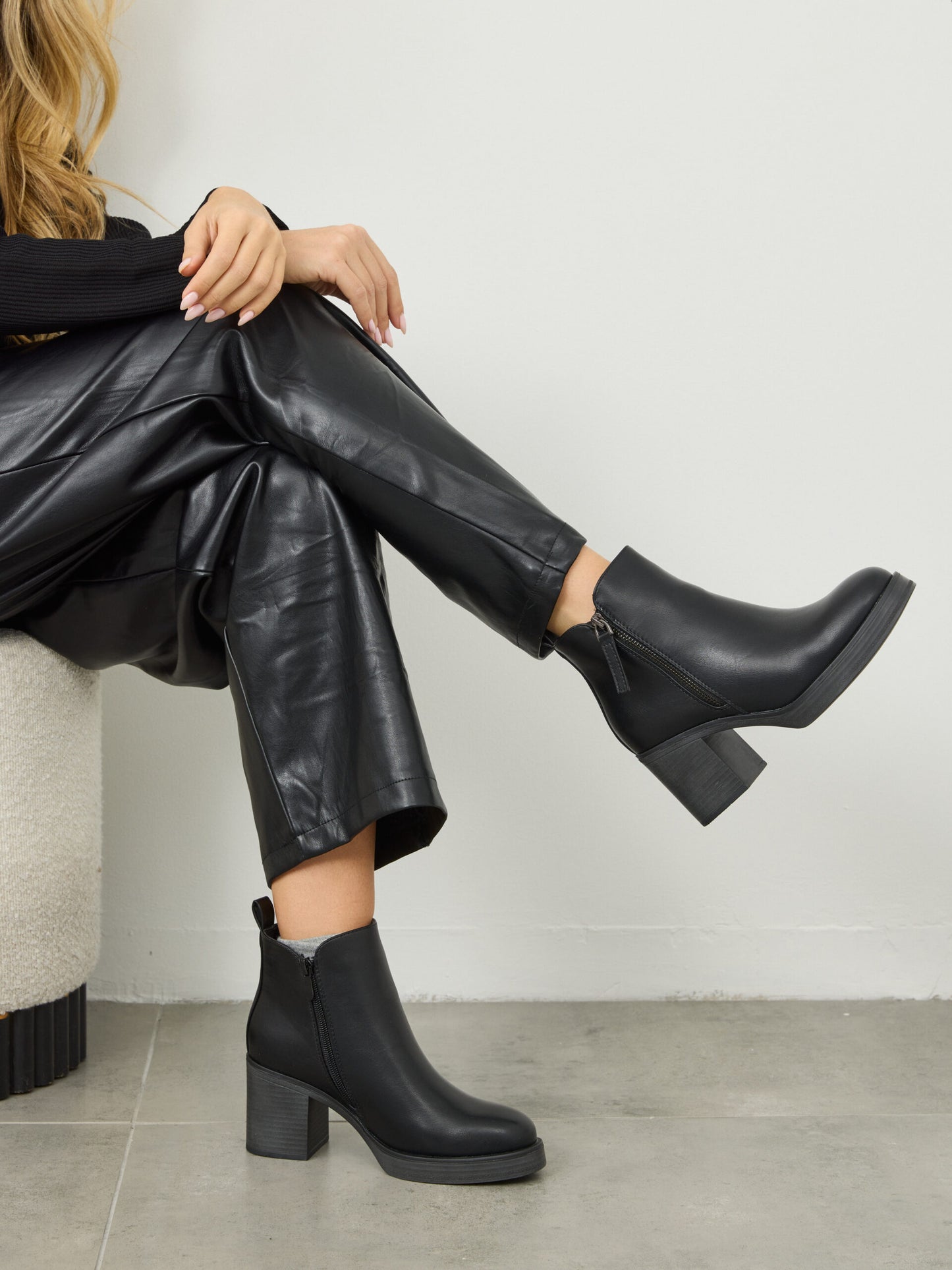 מגפוני עקב אינדרה | שחור