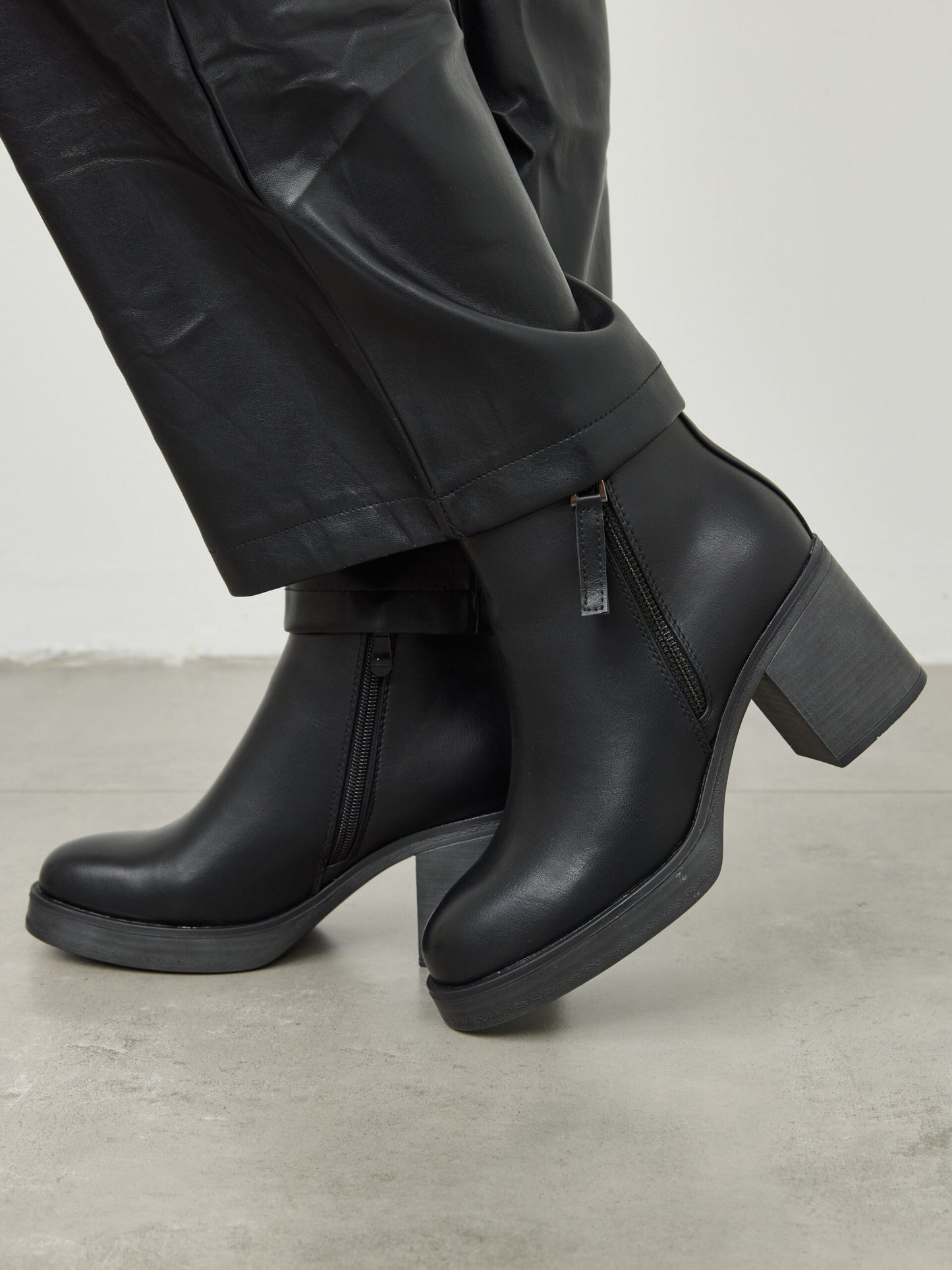 מגפוני עקב אינדרה | שחור