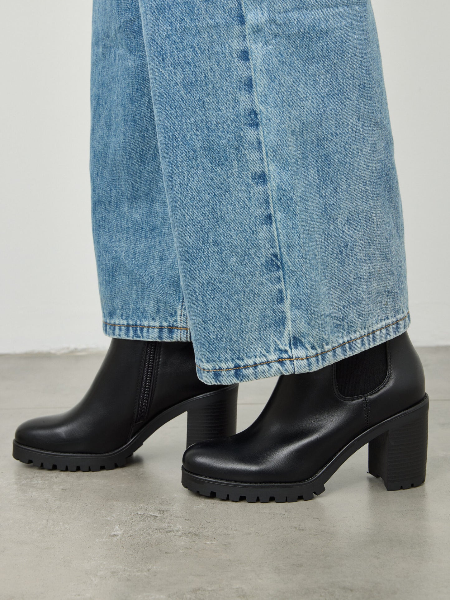 מגפוני עקב סוליית טרקטור דרלין | שחור