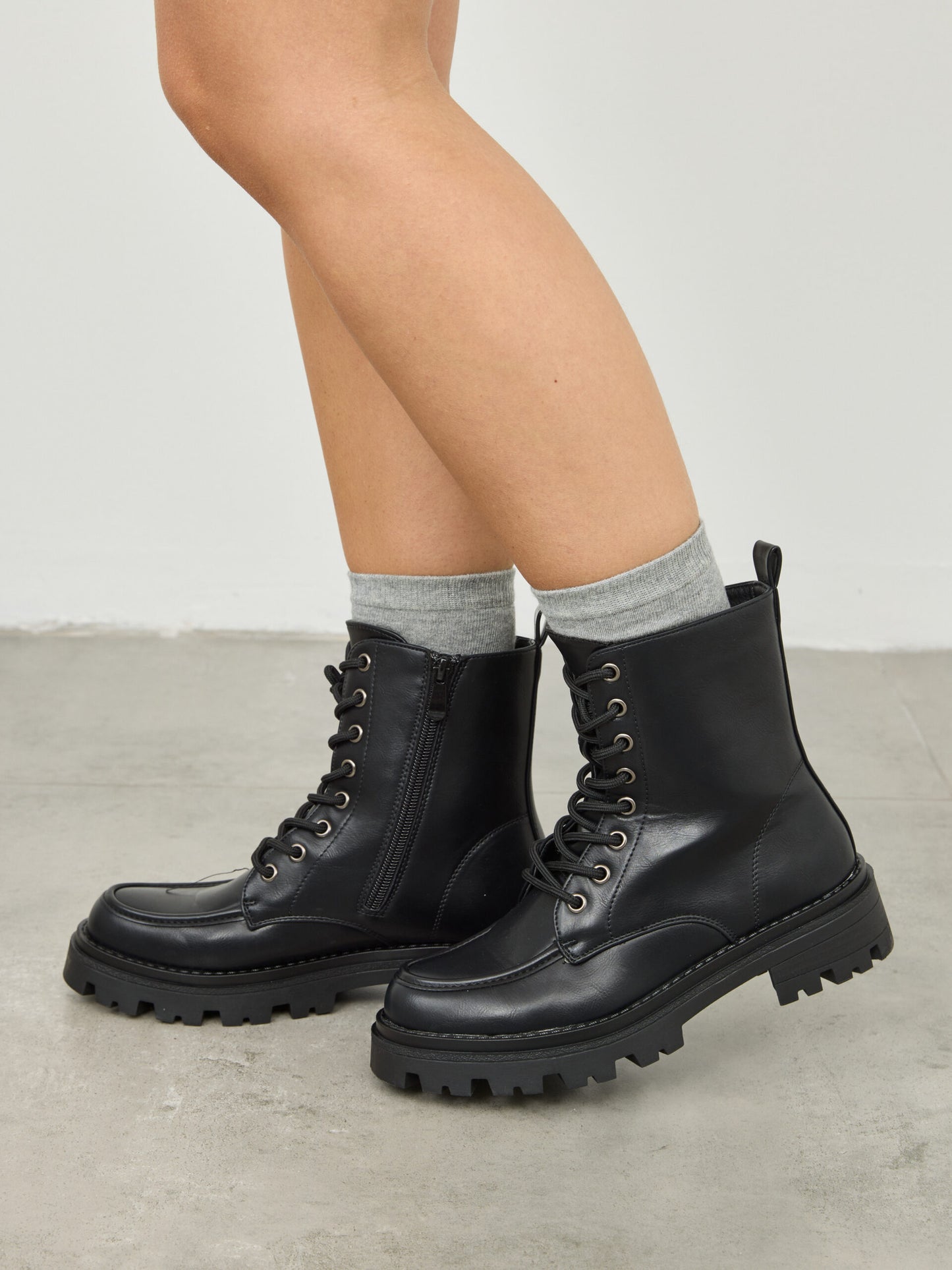 מגפי סוליית טרקטור שרוכים בילי | שחור