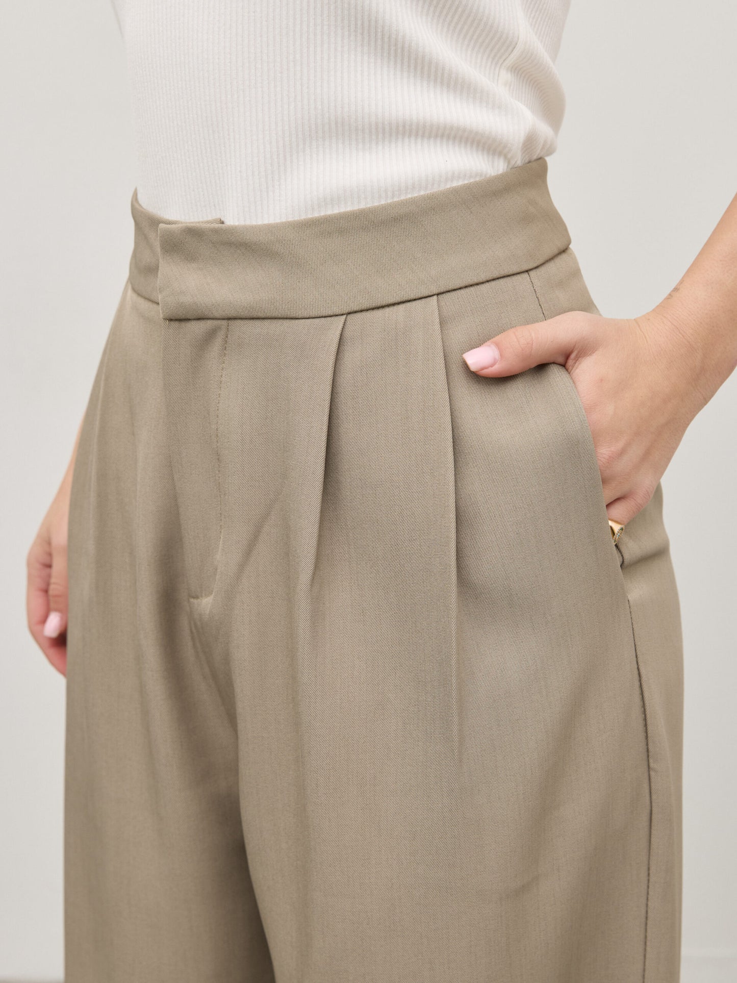 מכנסיים מחוייטים מיק | חאקי