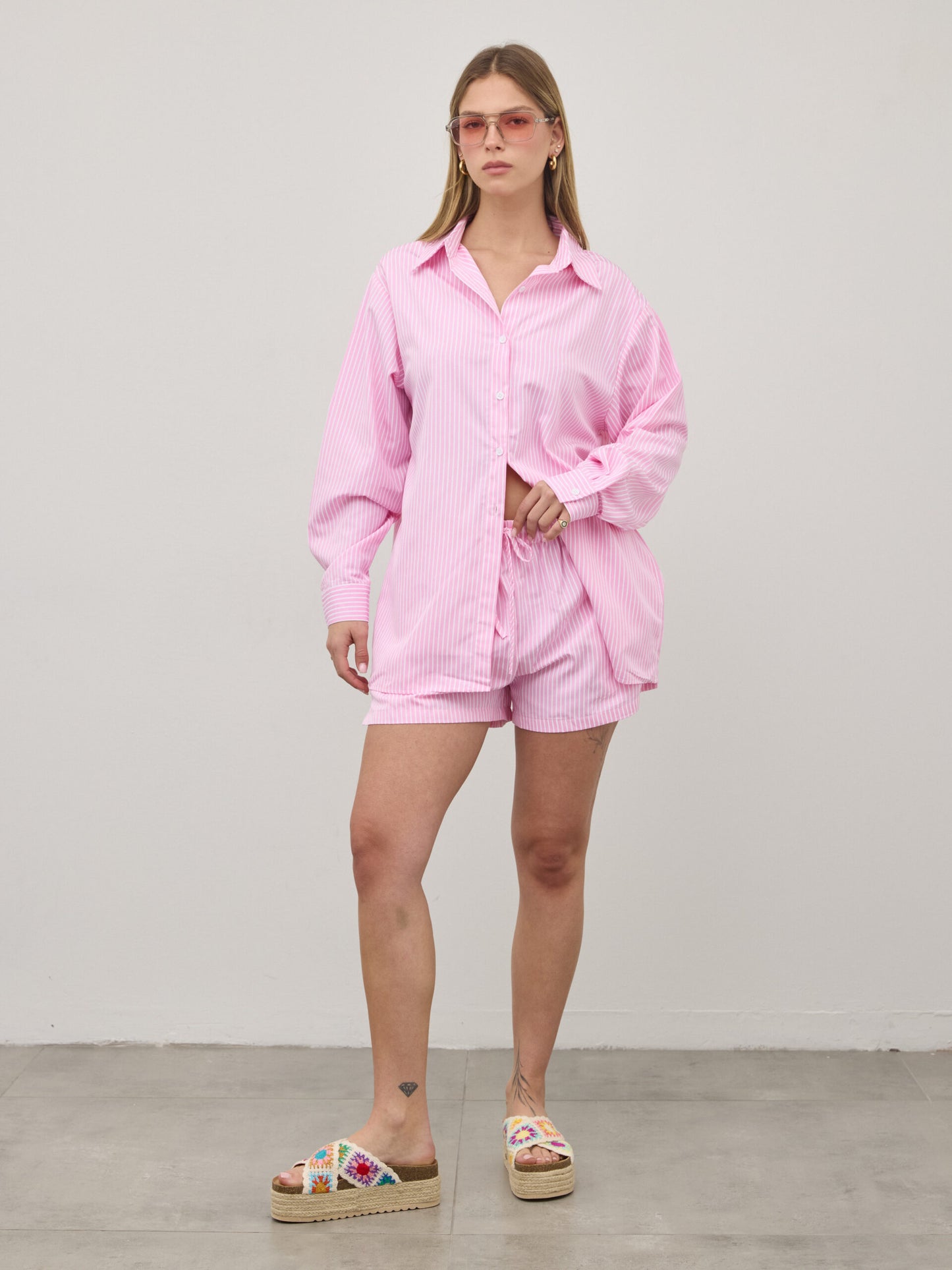 מכנסי פסים קצרים אלין | ורוד