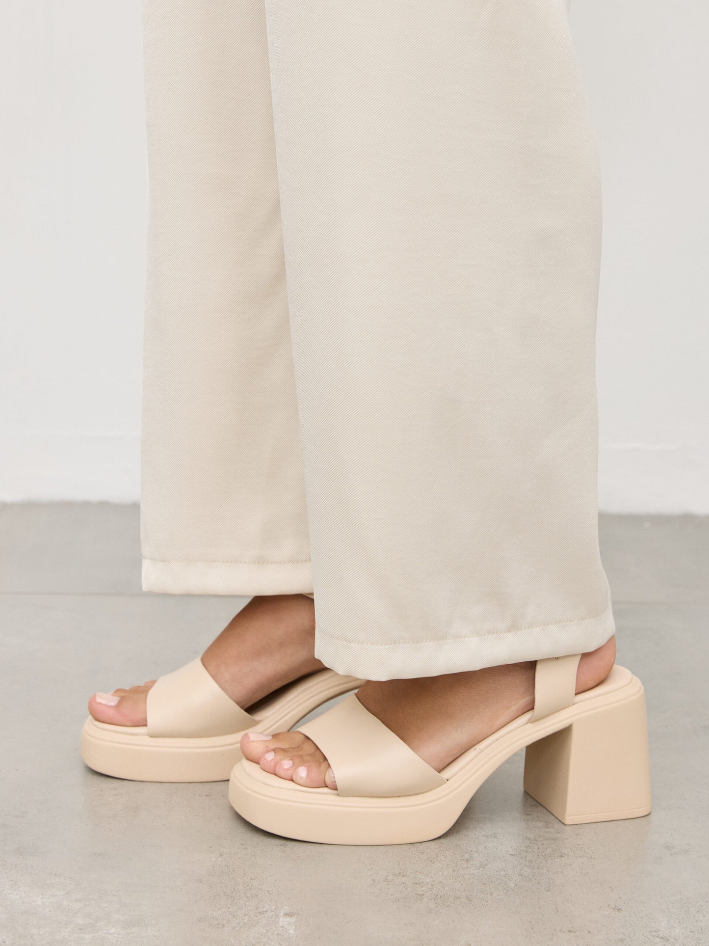 סנדלי עקב דיילי | בז'