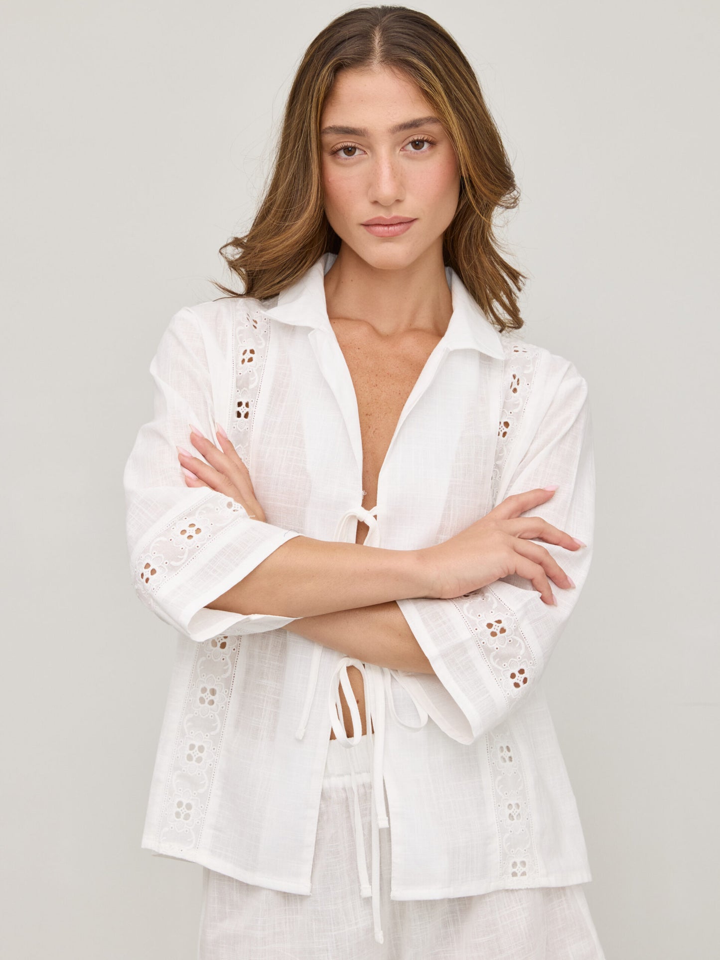 חולצת קשירות תחרה דאני | לבן