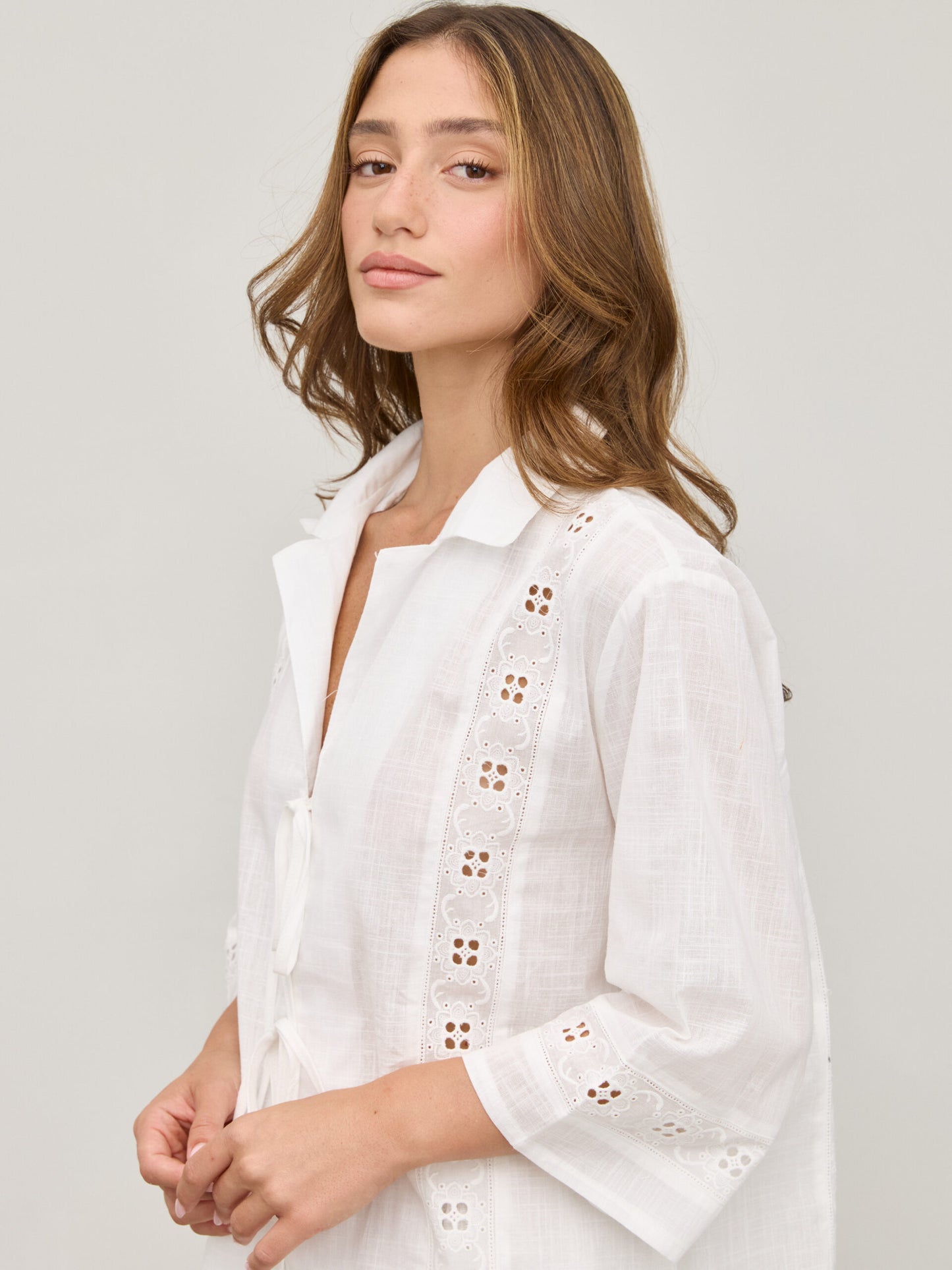 חולצת קשירות תחרה דאני | לבן