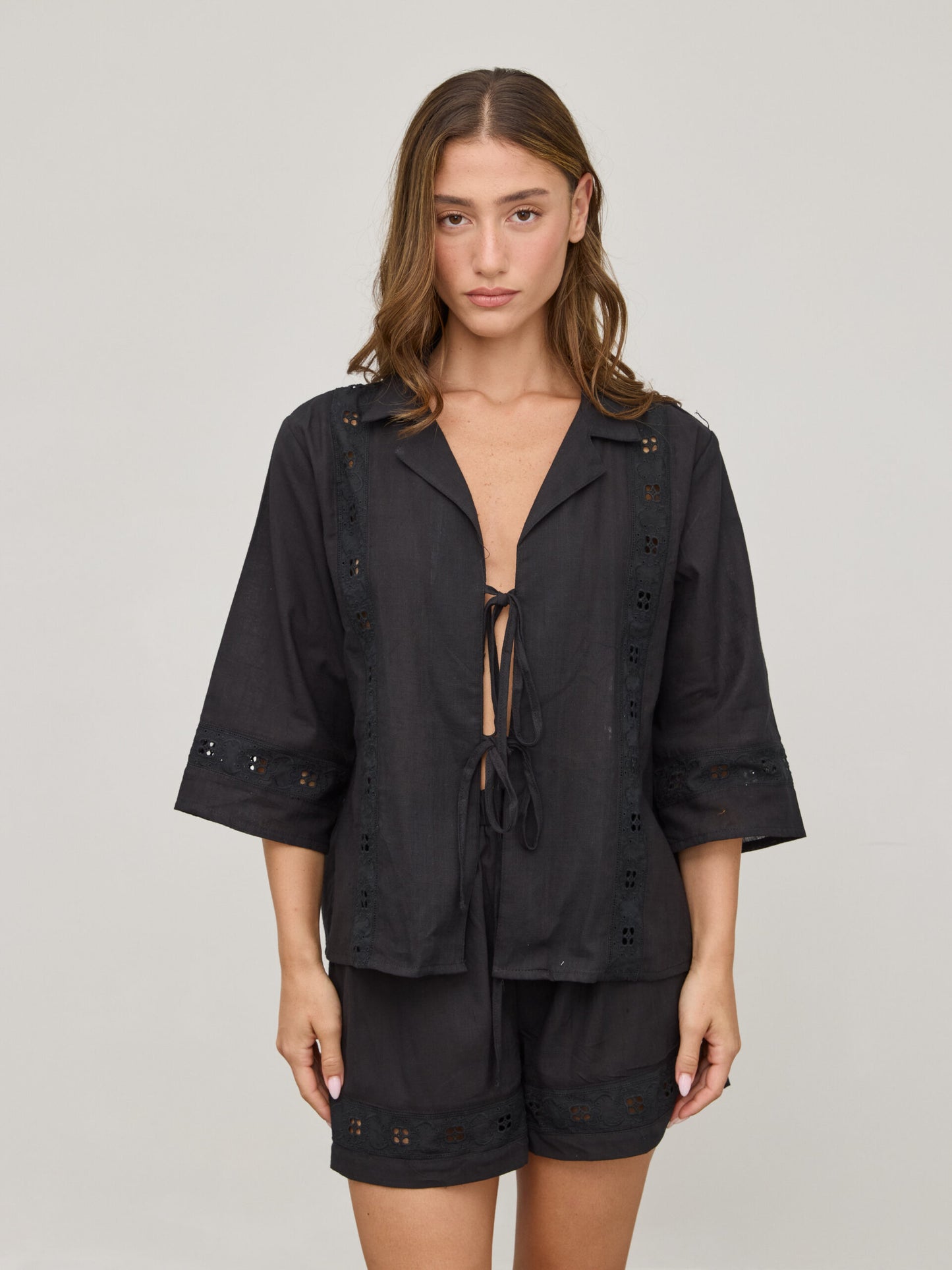 חולצת קשירות תחרה דאני | שחור