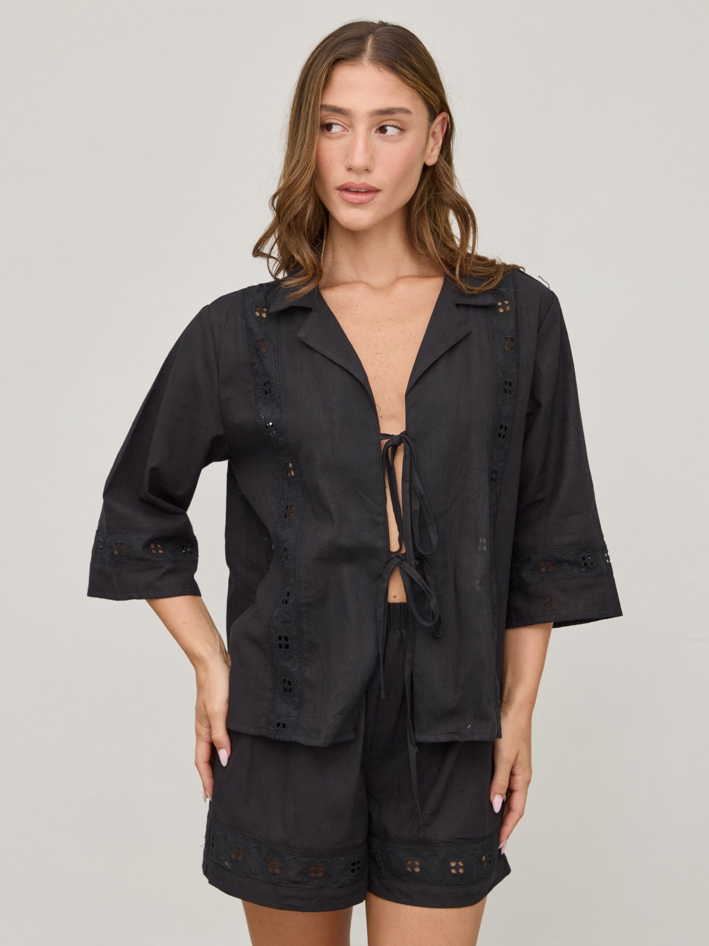 חולצת קשירות תחרה דאני | שחור