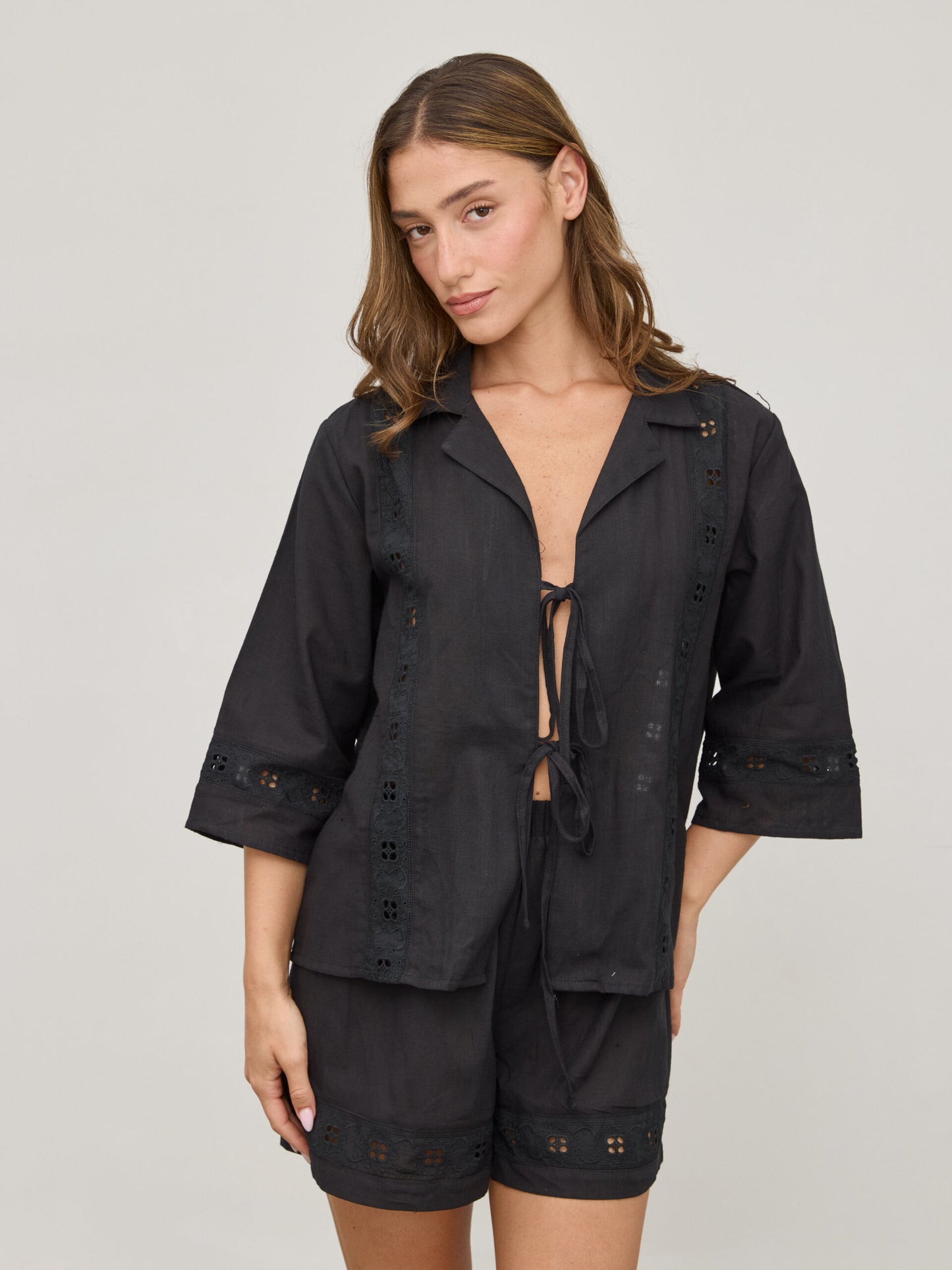 מכנסיים קצרים תחרה דאני | שחור