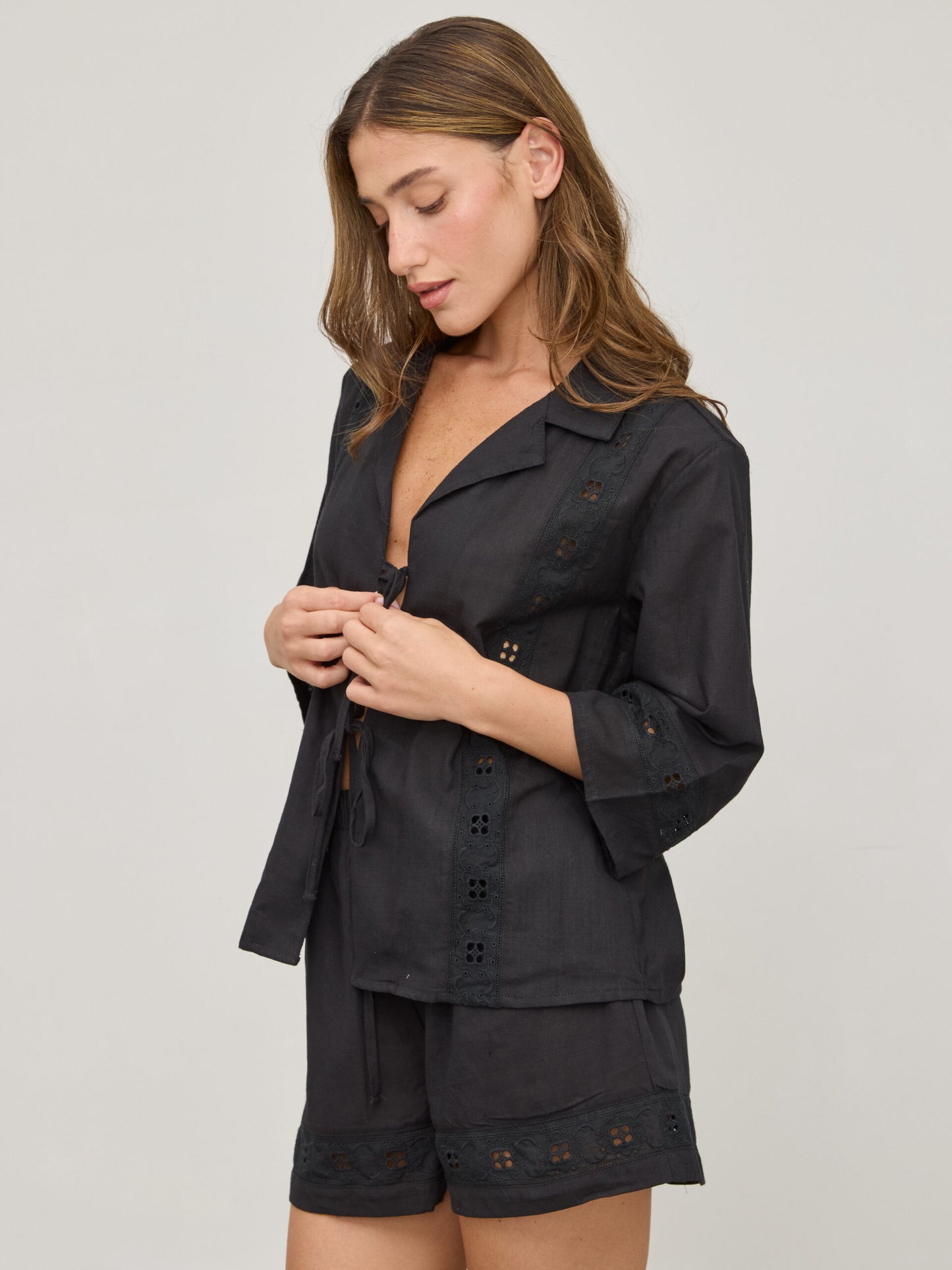 חולצת קשירות תחרה דאני | שחור