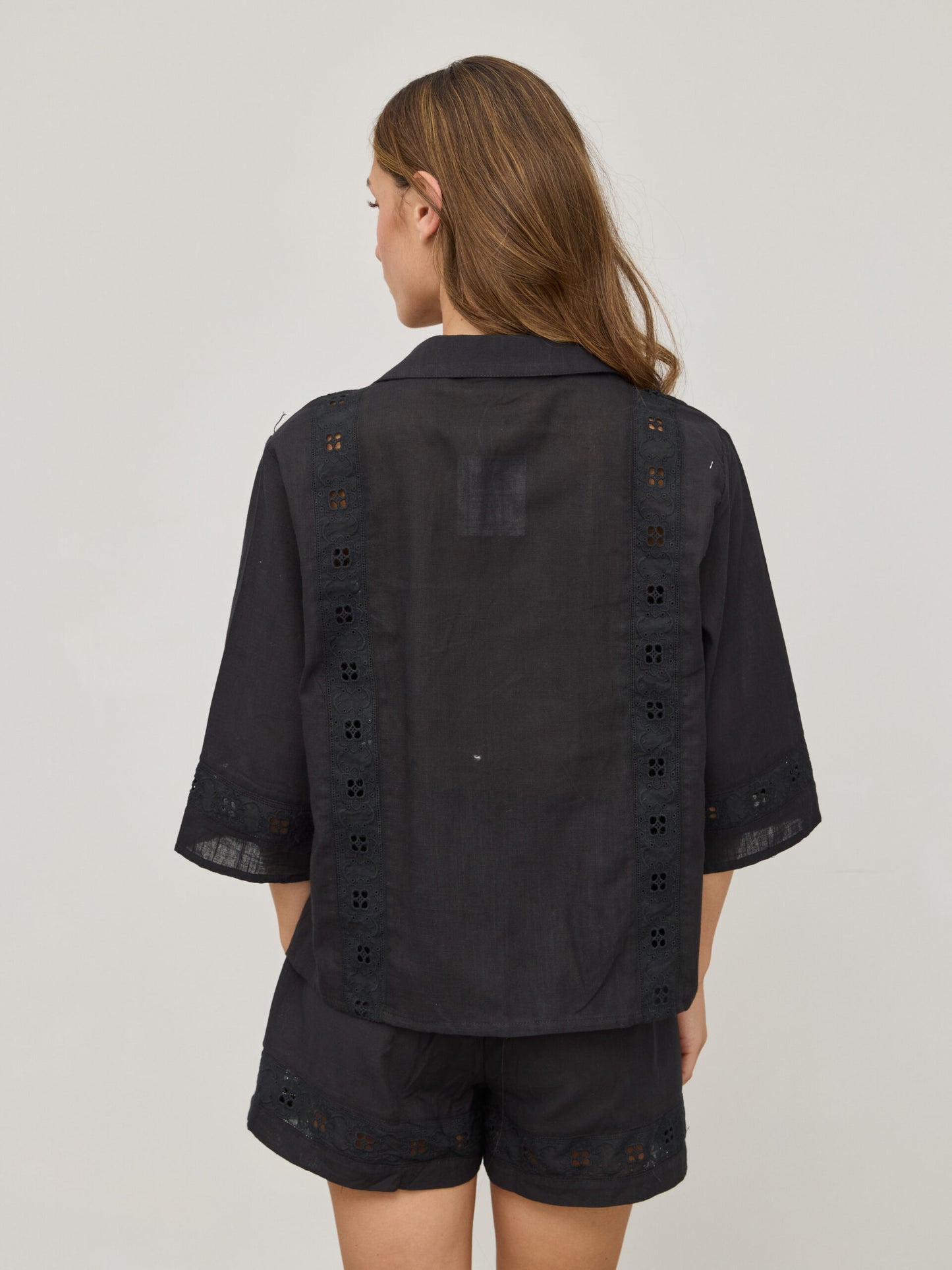 מכנסיים קצרים תחרה דאני | שחור