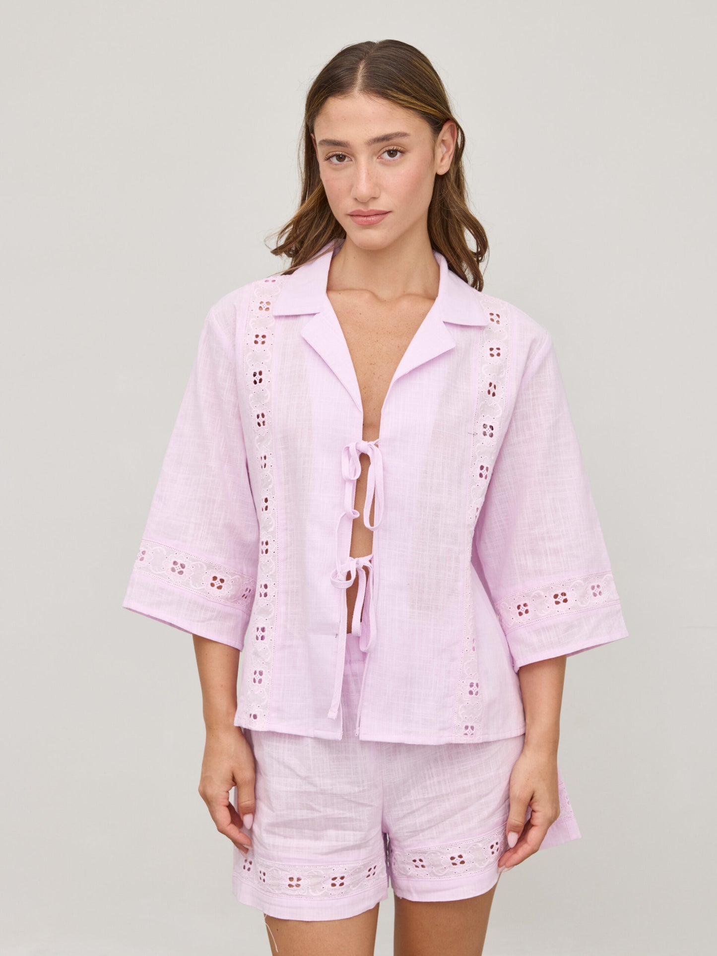 חולצת קשירות תחרה דאני | ורוד