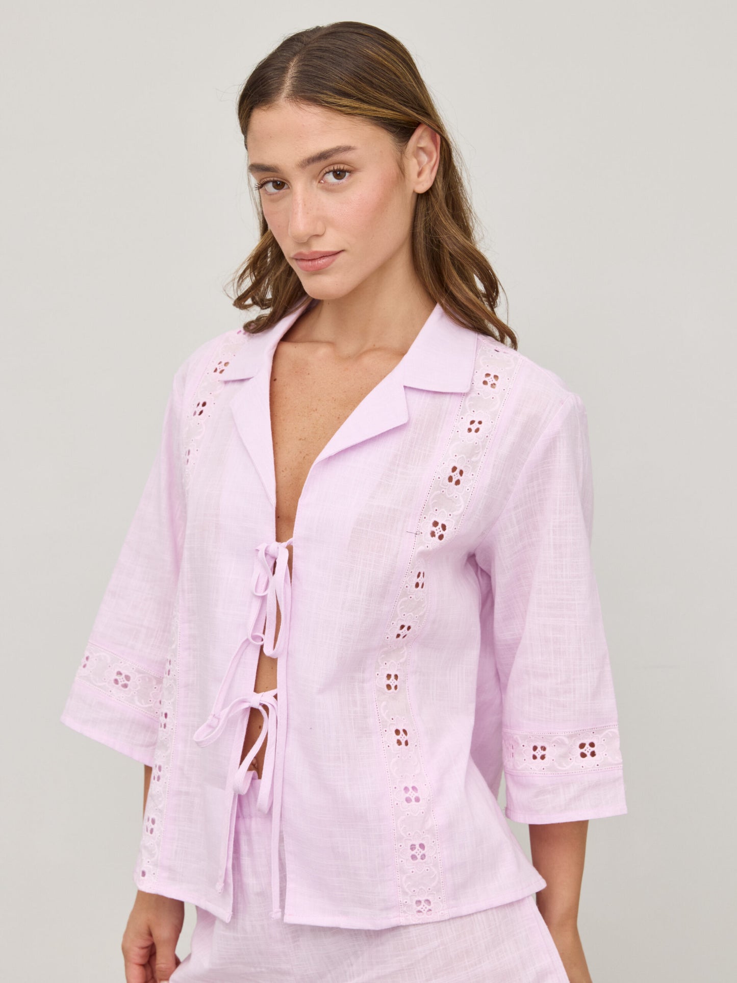 חולצת קשירות תחרה דאני | ורוד