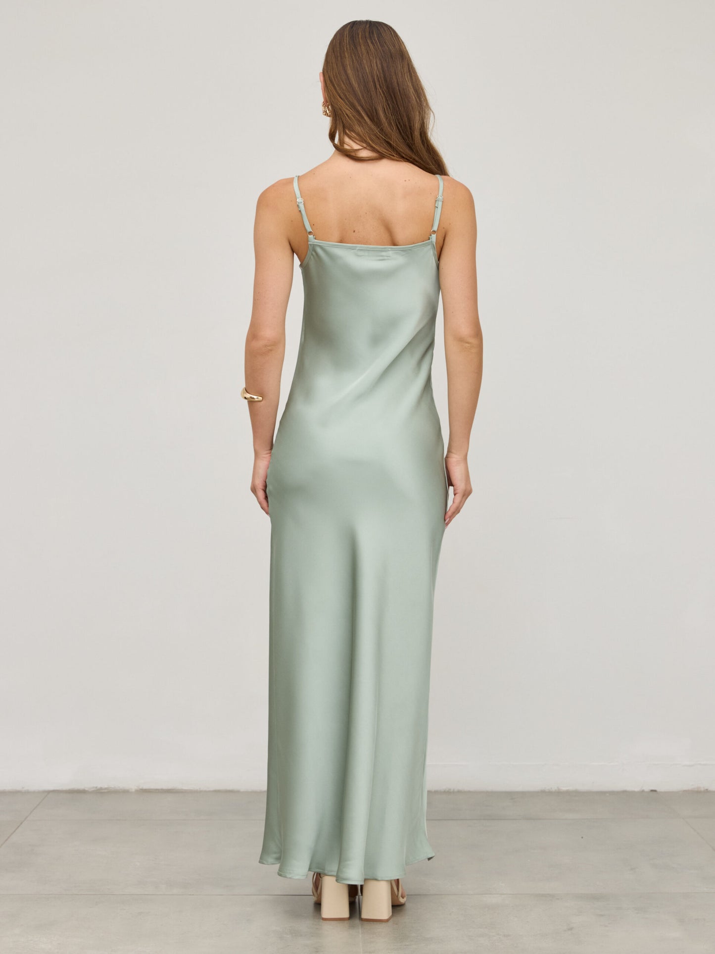 שמלת סאטן מפתח עגול לור | ירוק