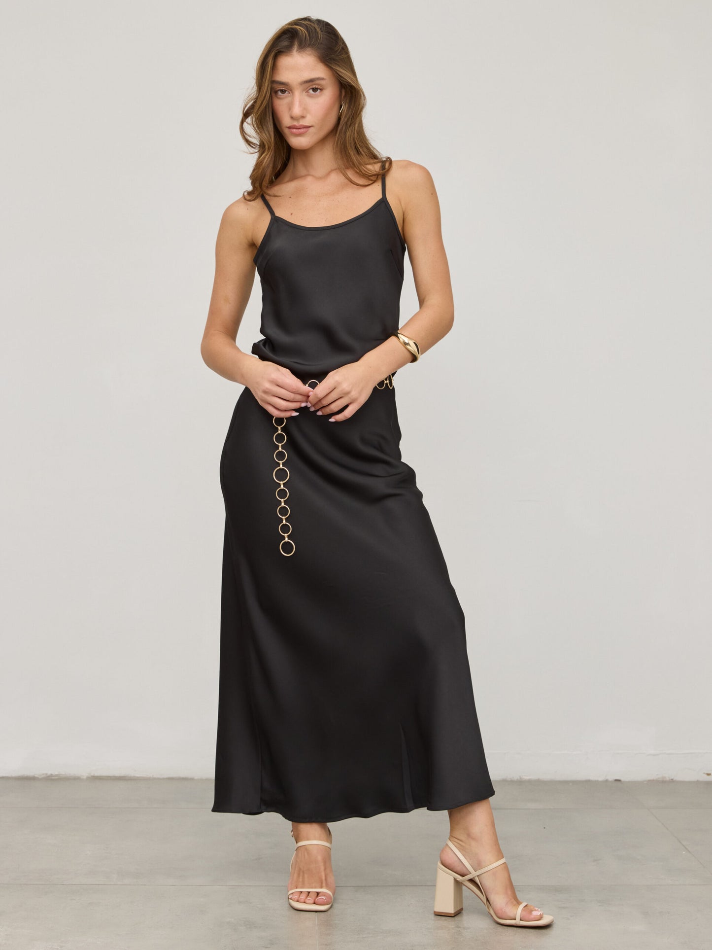 שמלת סאטן מפתח עגול לור | שחור