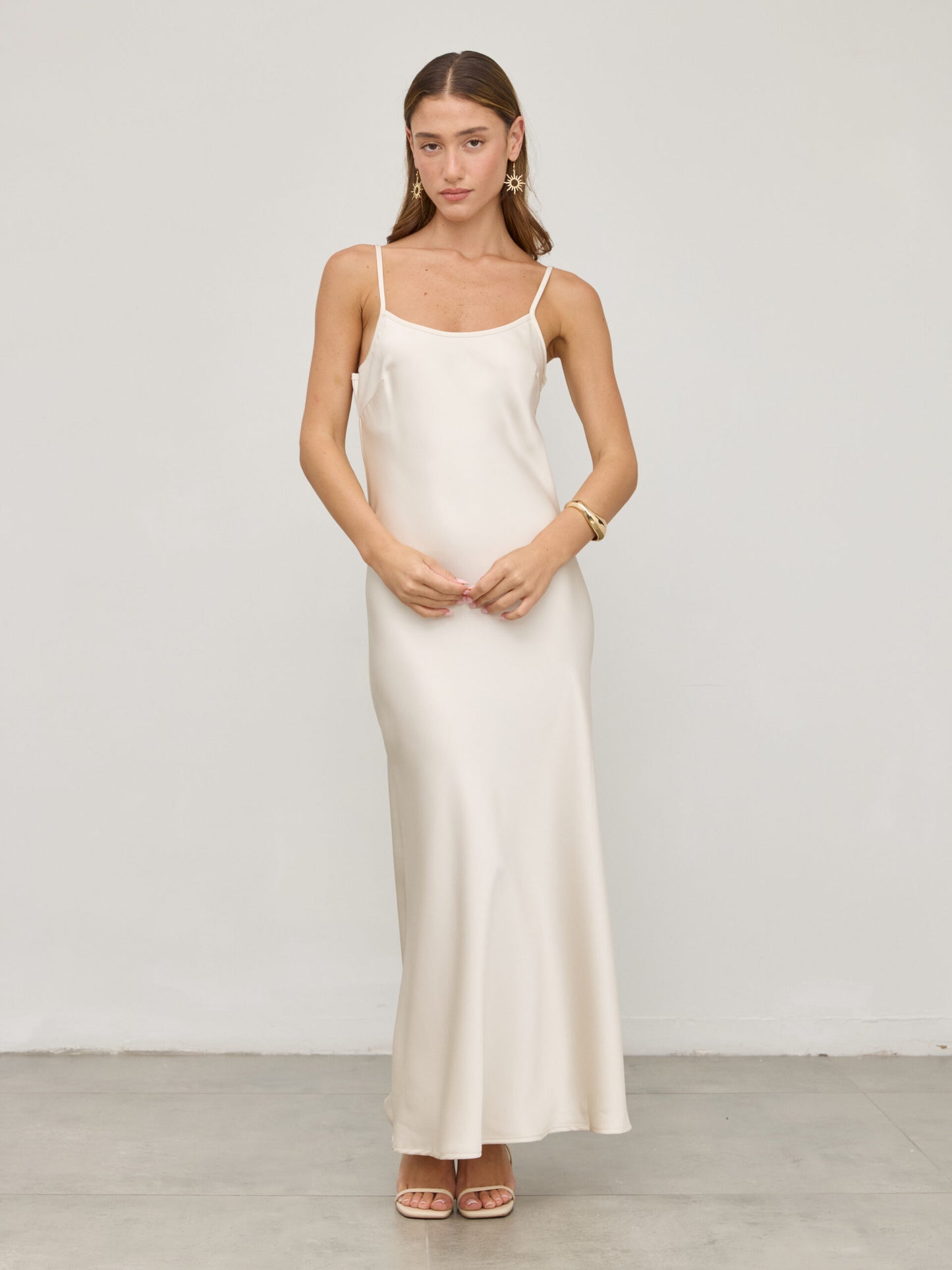 שמלת סאטן מפתח עגול לור | בז'