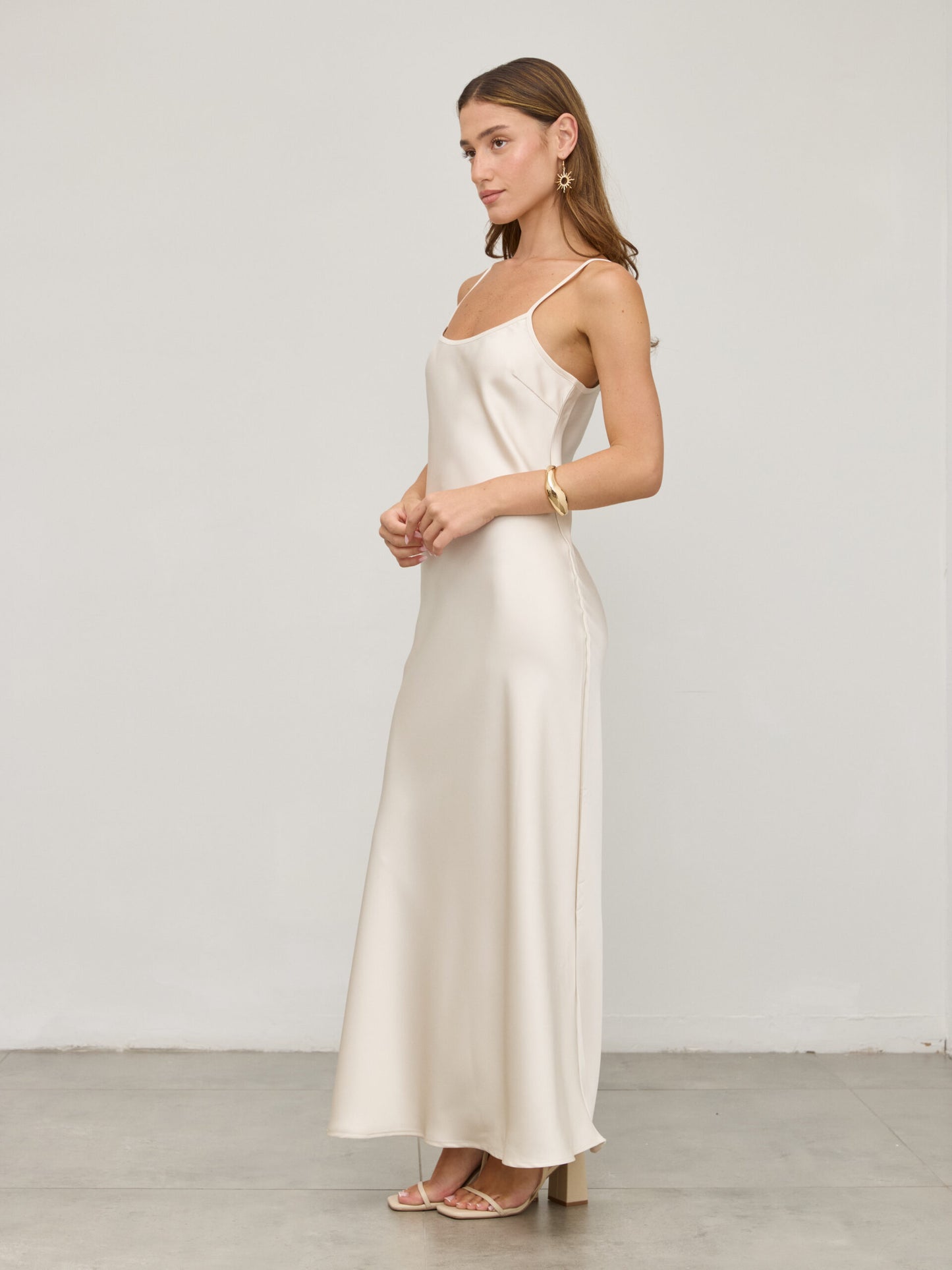 שמלת סאטן מפתח עגול לור | בז'